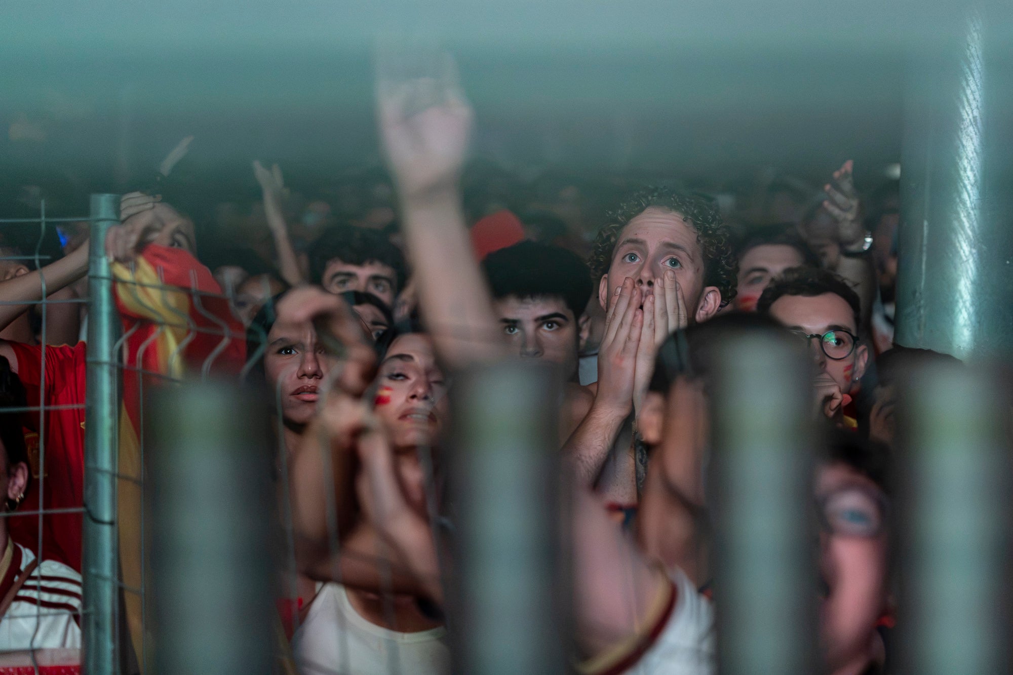L'Espai Vela del parc de Vallparadís de Terrassa es va omplir aquest diumenge a la nit amb 8.500 aficionats per seguir en pantalla gran i animació des de l'escenari la final del Mundial de futbol a Nova York entre les seleccions d'Espanya i l'Argentina. L'emoció es va mantenir fins a la segona part de la pròrroga quan el jugador del Barça Ferran Torres va marca l'1-0 definitiu, que va donar la corona planetària a un combinat amb els terrassencs Dani Olmo i Marc Pubill. Entre els assistents també hi havia aficionats del conjunt de Messi. A causa de la calor i aquestes emocions, es van haver d'efectuar algunes evacuacions de seguidors | Mireia Comas