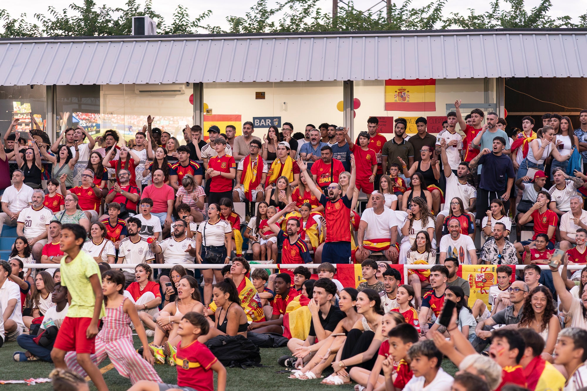 Nombrosos aficionats segueixen l’Espanya - Bèlgica a través de la pantalla gegant que l’Ajuntament ha instal·lat al Camp de Sant Cristòbal | Mireia Comas