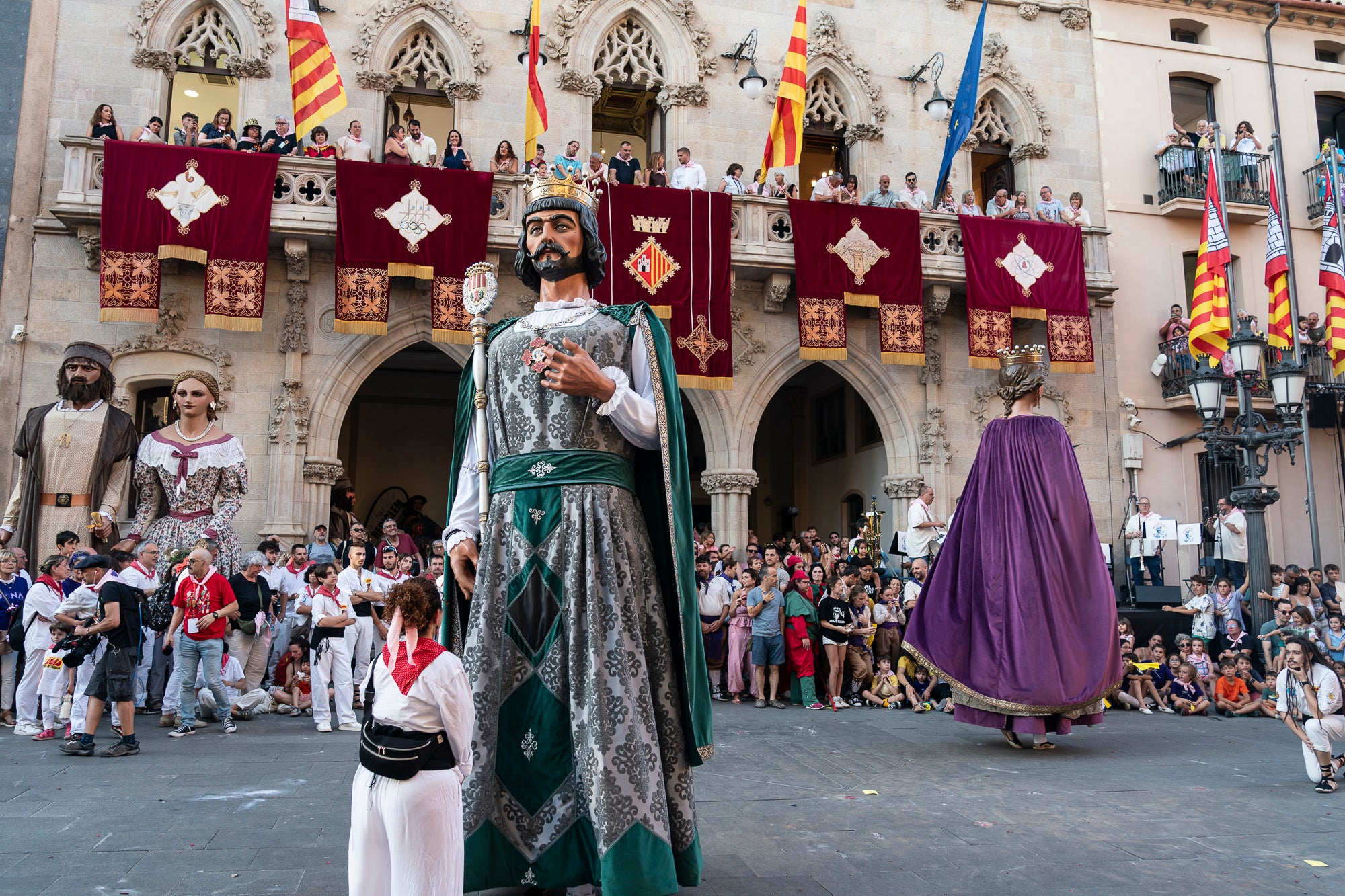 La Festa Major de Terrassa 2026 ja és aquí. Ahir, divendres dia 3 de juliol, a les 20 hores van repicar les campanes de tota la ciutat i va entrar al Raval de Montserrat el Drac de Terrassa, donant el tret de sortida de la Festa Major d'enguany. Tot seguit, es va procedir a la lectura del pregó de Festa Major a càrrec de Montse Alcaraz, presidenta de la Colla del Bitxo del Torrent Mitger. Després de la lectura del pregó, l'alcalde va fer l'obertura oficial de la Festa i algunes de les colles protocol·làries de la ciutat van fer una mostra de danses tradicionals i emblemàtiques. Posteriorment, es va donar a conèixer el Capgròs de l'Any, que enguany ha recaigut en Mercè Gómez, una de les fundadores del Casal de la Dona de Terrassa | Mireia Comas
