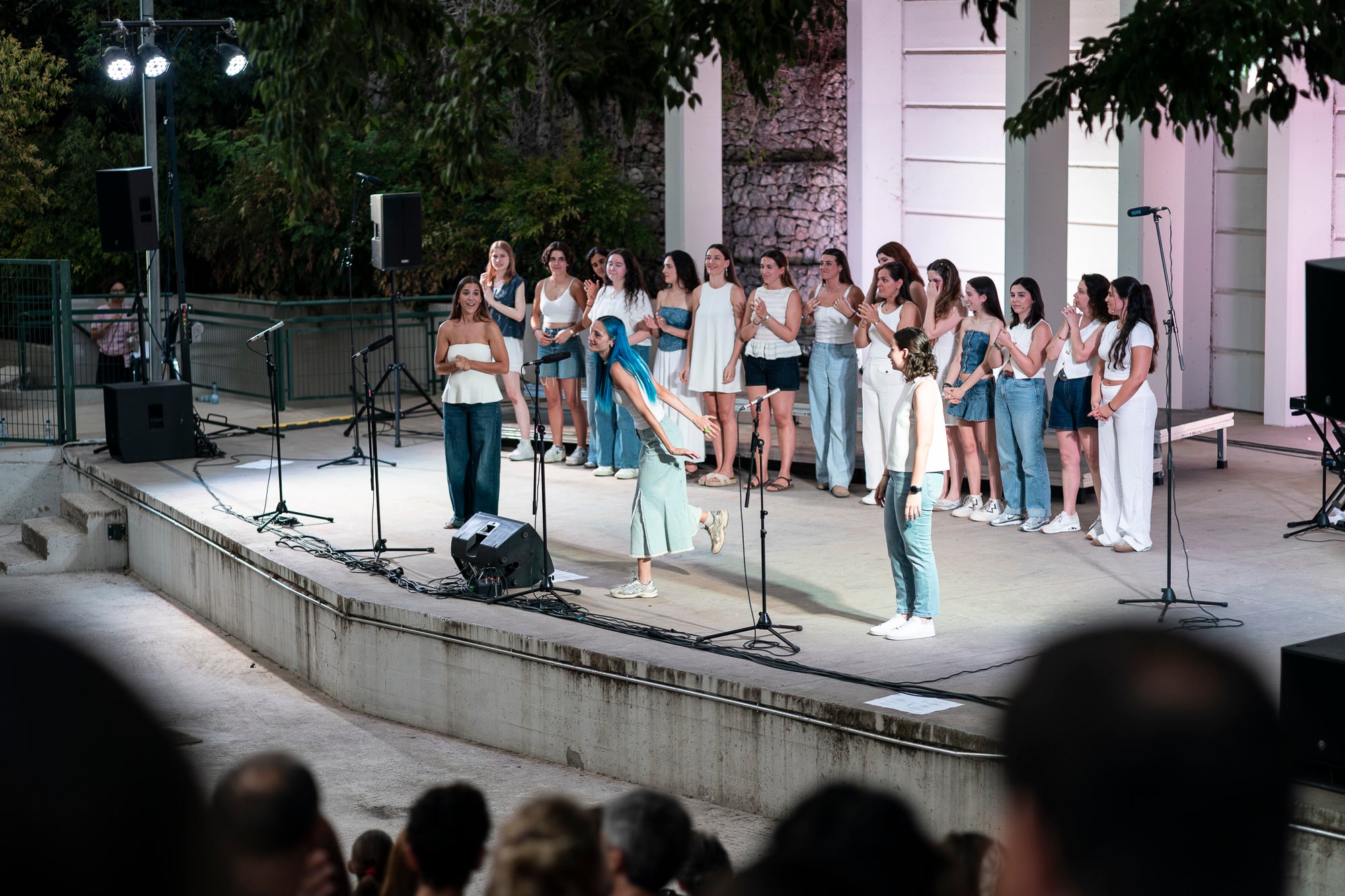 Aquest dissabte de Festa Major, l’amfiteatre del Parc de Sant Jordi ha acollit un concert molt especial. La coral Ohana ha portat el seu darrer espectacle, creat especialment per celebrar el seu 10è aniversari. La formació ha commemorat una dècada de música, amistat i creació col·lectiva amb una actuació que ha consistit en les cançons que han marcat la seva trajectòria. El concert del 10è aniversari proposa un recorregut per les peces que millor representen la història d’Ohana i ha inclòs, com sempre, alguna sorpresa. I és que segons han explicat les seves integrants, es tracta de l’espectacle que millor resumeix l’essència del projecte: una combinació de música, emoció, amistat i treball que ha definit la coral durant aquests deu anys