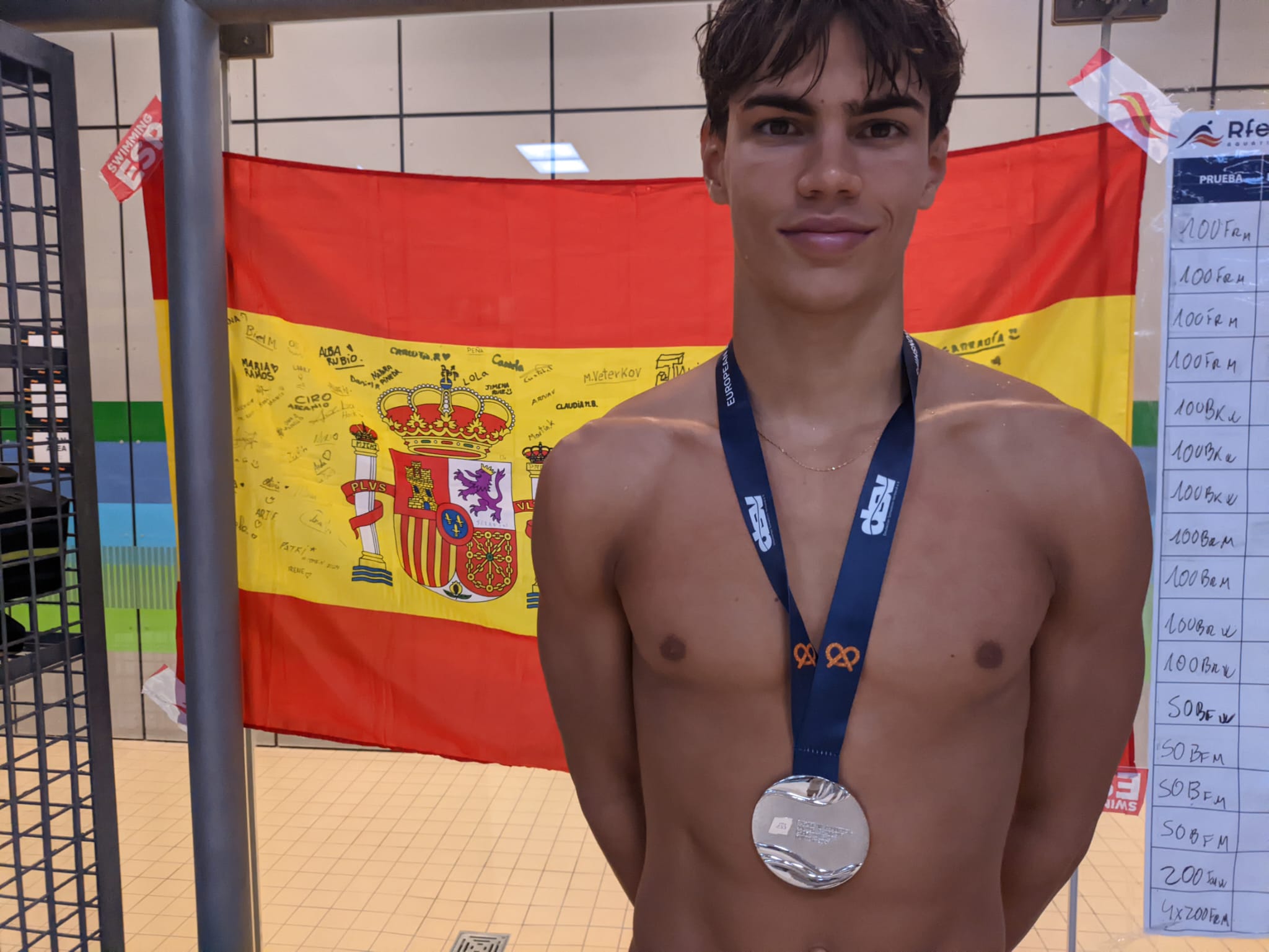 Luca Hoek amb la medalla de plata en 50m lliures del Campionat Europeu Junior | RFEN