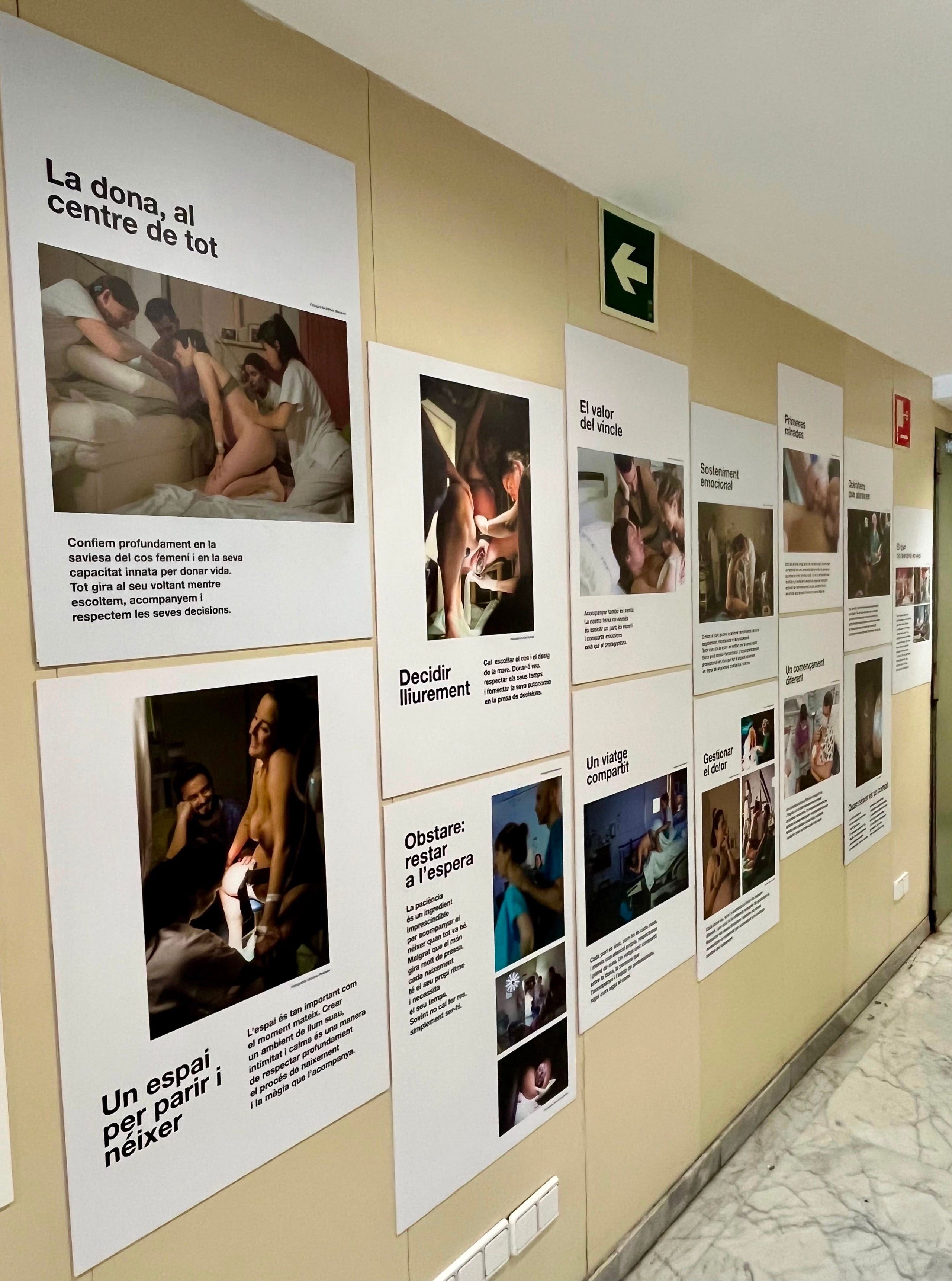Una exposició fotogràfica sobre els vincles entre progenitors, nadons i professionals durant el naixement vesteix el vestíbul de l'Hospital Universitari MútuaTerrassa | MútuaTerrassa