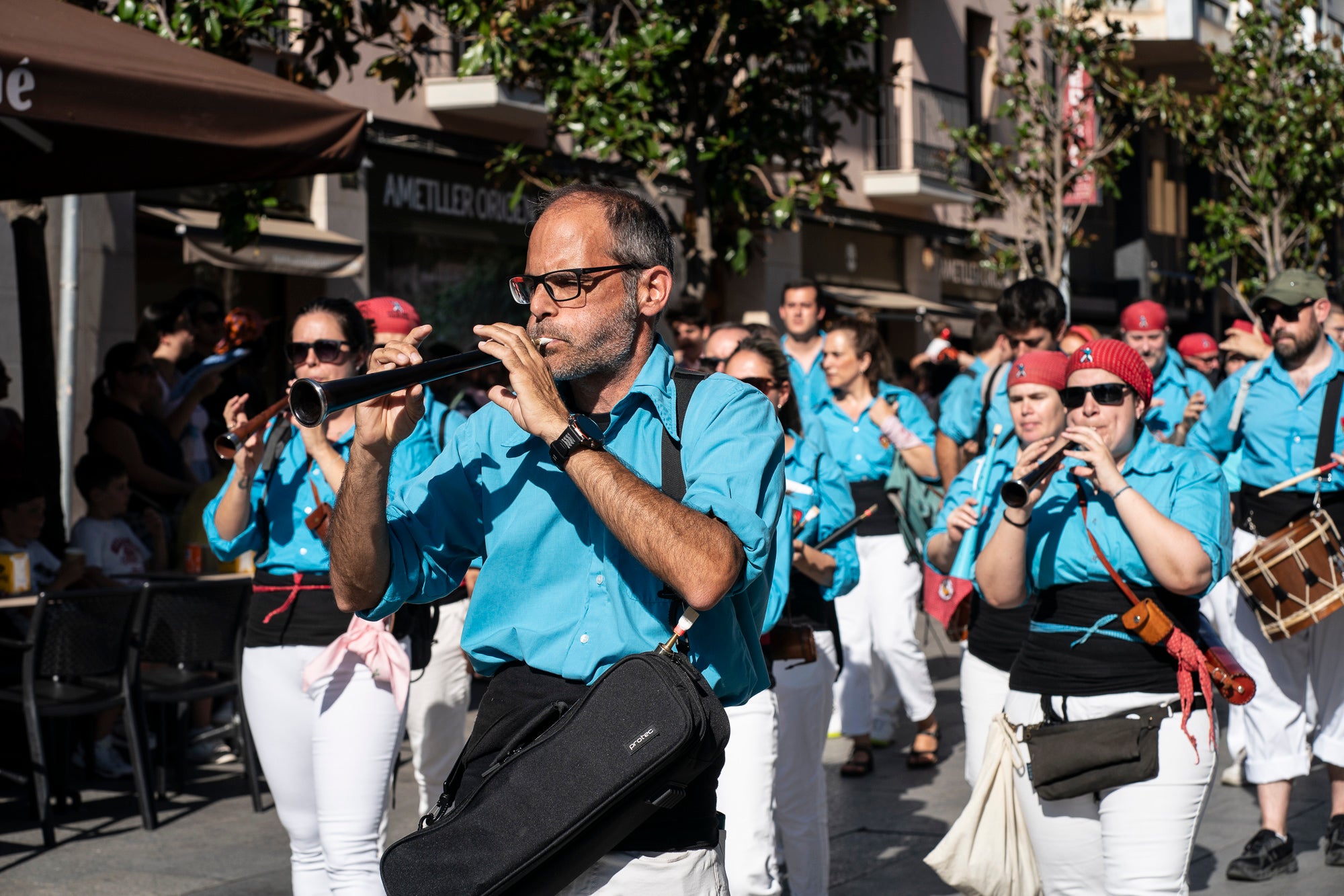 Els carrers de Terrassa han tornat a acollir la Cercavila de Festa Major, la mostra de cultura popular i tradicional catalana de la ciutat. Enguany, l'acte ha comptat amb la presència de totes les colles protocol·làries; el Drac de Terrassa, els Geganters de Terrassa, Nans i Capgrossos de Terrassa, l'Esbart Egarenc, els Bastoners de Terrassa, els Minyons de Terrassa, els Castellers de Terrassa, els Diables de Terrassa i l'Àliga de Terrassa. A més, també actuat les colles sardanistes de la ciutat, les colles geganteres, les colles de diables i les colles d'imatgeria de foc, entre d'altres entitats culturals | Mireia Comas