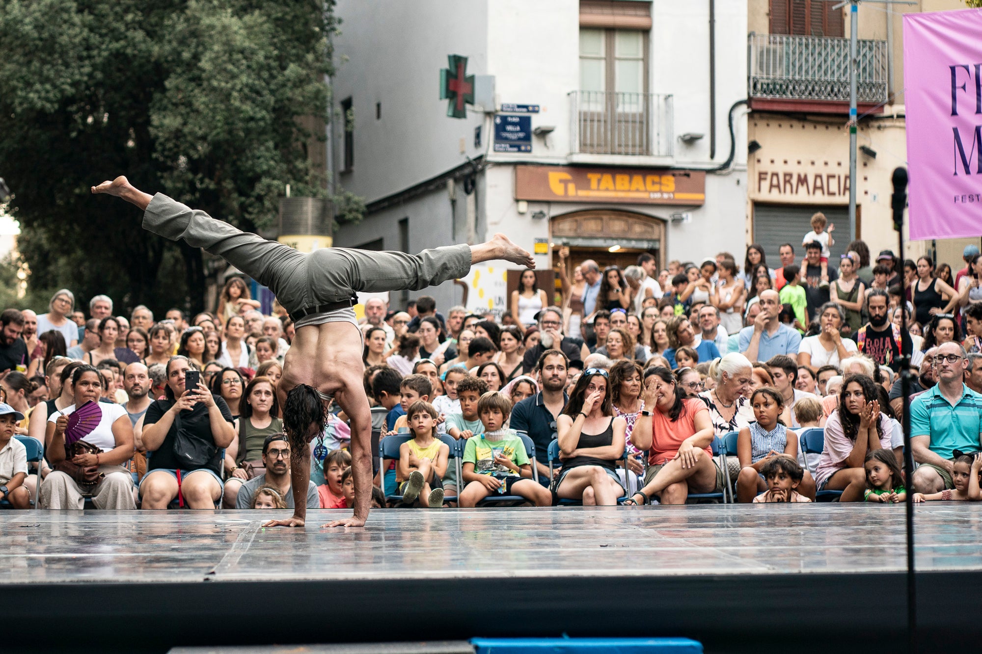 La plaça Vella ha acollit aquest dimarts la Gran Gala de Circ de Festa Major, a càrrec de l'Associació de Circ Tub d'Assaig 7.70. L'esdeveniment ha estat conduït per Alba Valldaura i Àngela Monge, amb música d’Oriol Gonzàlez i Cia. Grans i petits van quedar bocabadats amb una pila de números sorprenents: barra russa, verticals a duo, corda fluixa i patinatge.