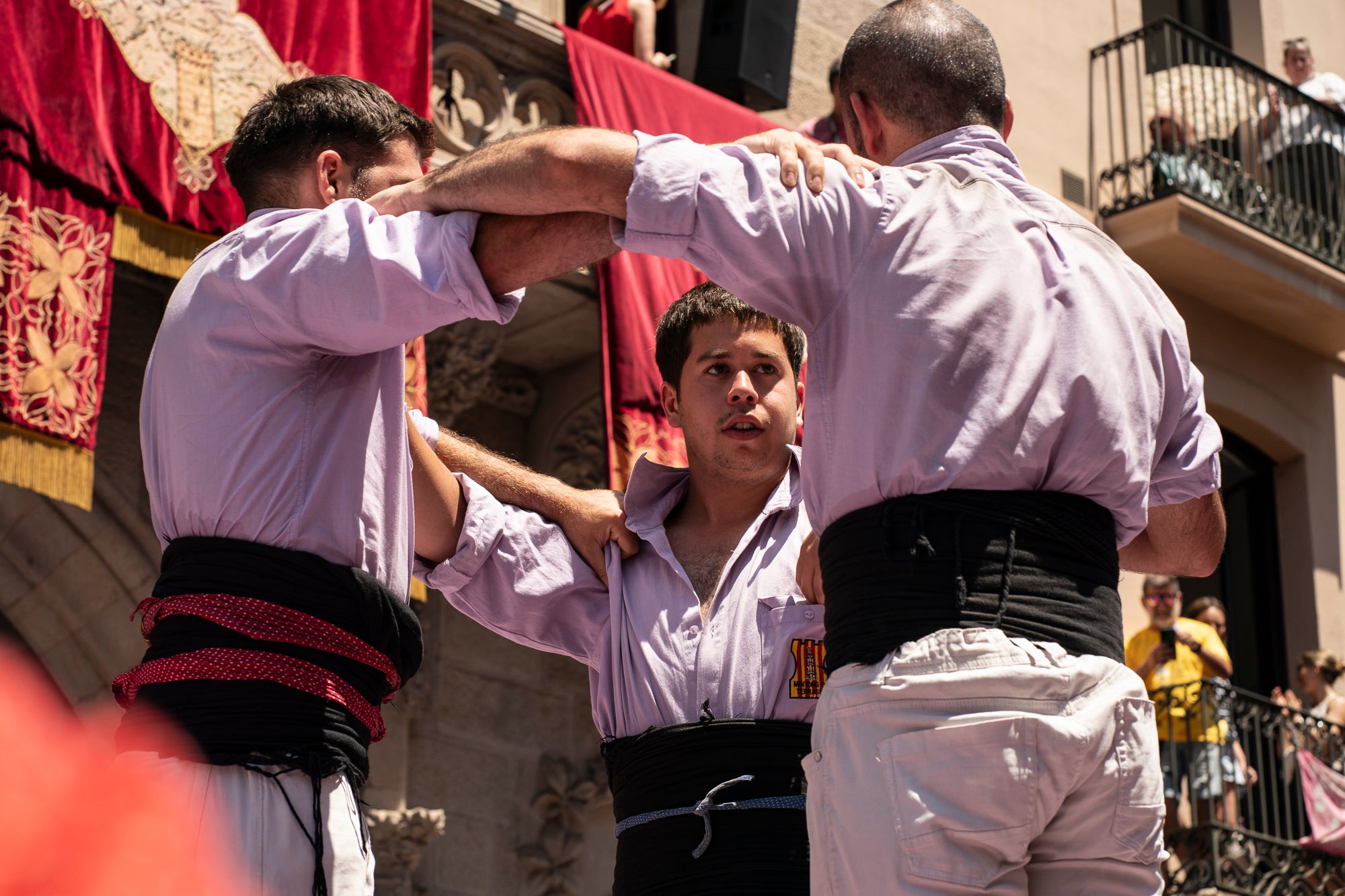 El Raval de Terrassa va acollir aquest diumenge, dia 5 de juliol, la gran actuació castellera de la Festa Major de Terrassa. Eufòria per als Minyons de Terrassa que van fer la seva millor actuació de la temporada i van estrenar fins a tres castells a plaça: el 4 de 9 amb folre, el 2 de 9 amb folre i manilles i el pilar de 7 amb folre. A més de tancar la tripleta de castells de 9 amb el 3 de 9 amb folre. Van patir més els Castellers de Terrassa que van començar molt bé amb la Torre de 7, però van patir dos intents del 4d8. Per culpa d’això, van anar sobre segur i van optar pel 7d7 i el 3d7 aixecat per sota que els van sortir rodons. Per acabar, la colla vella dels Xiquets de Valls van portar el 3d9, el 4d9f, el 4d8p i el p7f.