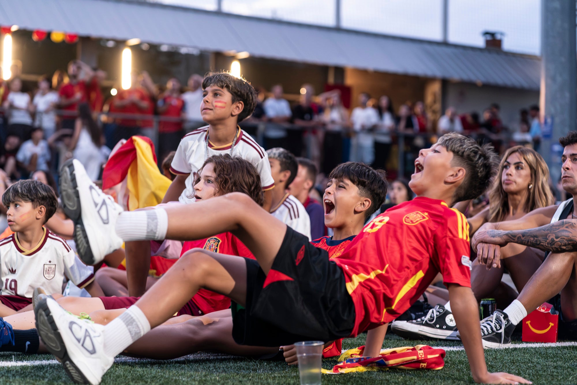 Eufòria al camp municipal de Ca N'Anglada de Terrassa per la victòria de la selecció espanyola. Desenes de persones han seguit aquest divendres a la nit en pantalla gran el partit de quarts de final del Mundial de futbol contra Bèlgica (2 a 1). Dani Olmo ha tornat a ser titular, mentre que Marc Pubill ha seguit el matx des de la banqueta. La Roja ha patit més del que s’esperava. S’ha avançat amb un gol de Fabian Ruiz (30’), però els belgues han empatat al 41. Mikel Merino ha tornat a donar el triomf amb un gol al 88 que ha desfermat l’alegria. 