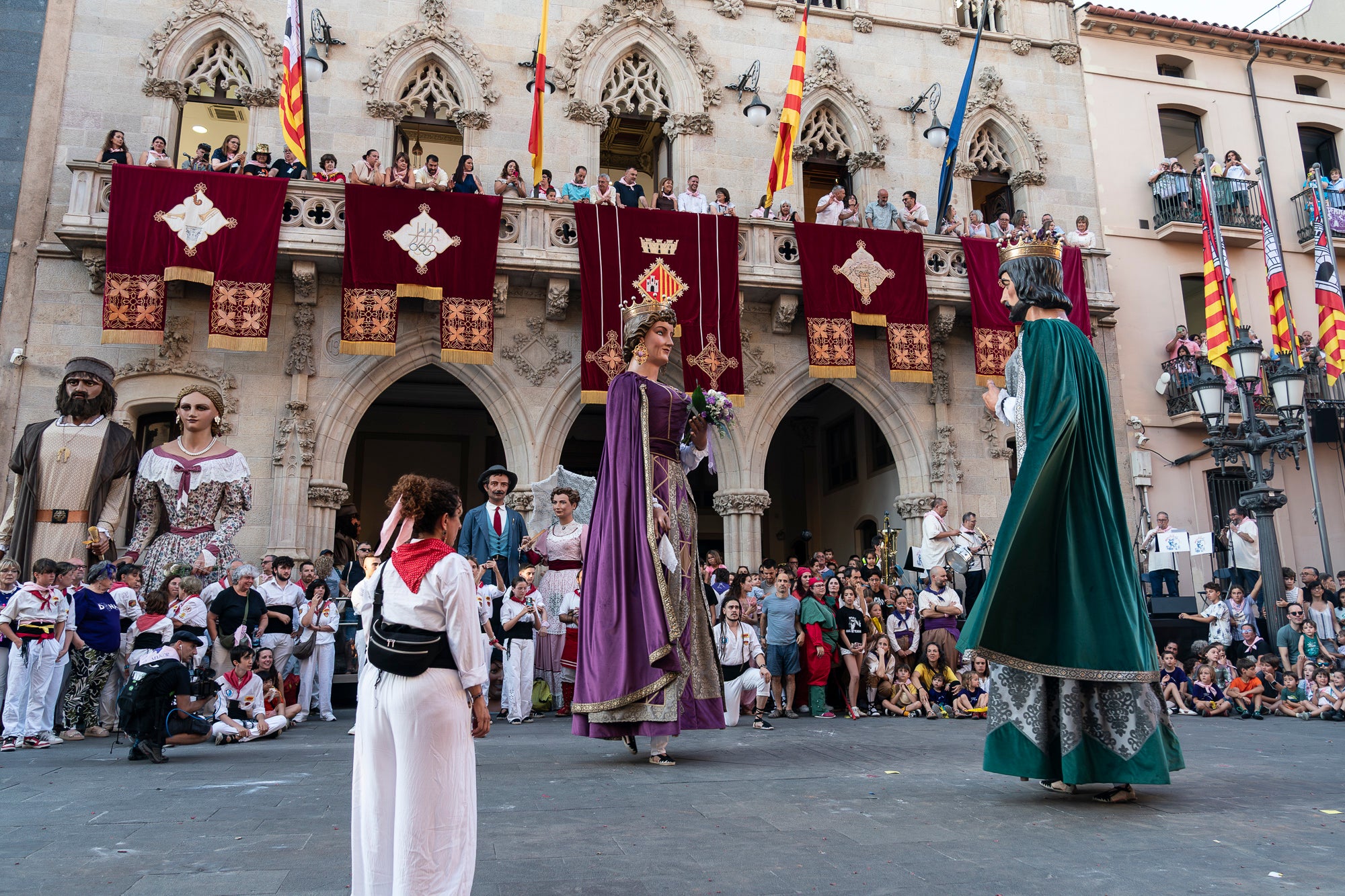 La Festa Major de Terrassa 2026 ja és aquí. Ahir, divendres dia 3 de juliol, a les 20 hores van repicar les campanes de tota la ciutat i va entrar al Raval de Montserrat el Drac de Terrassa, donant el tret de sortida de la Festa Major d'enguany. Tot seguit, es va procedir a la lectura del pregó de Festa Major a càrrec de Montse Alcaraz, presidenta de la Colla del Bitxo del Torrent Mitger. Després de la lectura del pregó, l'alcalde va fer l'obertura oficial de la Festa i algunes de les colles protocol·làries de la ciutat van fer una mostra de danses tradicionals i emblemàtiques. Posteriorment, es va donar a conèixer el Capgròs de l'Any, que enguany ha recaigut en Mercè Gómez, una de les fundadores del Casal de la Dona de Terrassa | Mireia Comas