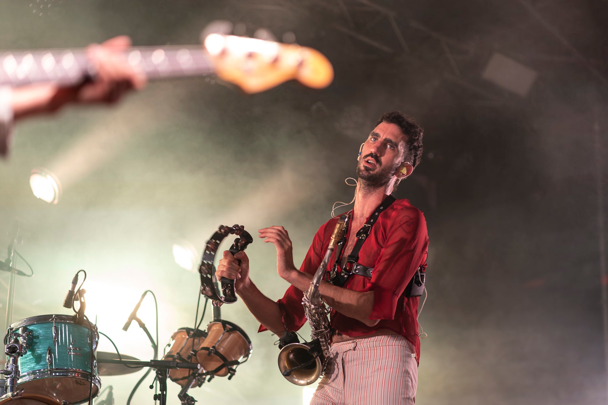 La plaça Vella s’ha rendit a la Ludwig Band en aquesta nit de dilluns de Festa Major. La banda formada per Gabriel Bosch, Quim Carandell, Roger Cassola, Pau Esteve, Andreu Galofré i Lluc Valverde ha presentat el seu darrer disc, “Pel barri es comenta”, i ho ha fet en plena forma. Amb una ambientació més urbana, però mantenint les lletres sofisticades i plenes d’ironia, el grup ha mostrat un so més madur i envolvent. La Ludwig també ha aprofitat per recordar els seus grans temes, i el públic s’ho ha passat d’allò més bé. 