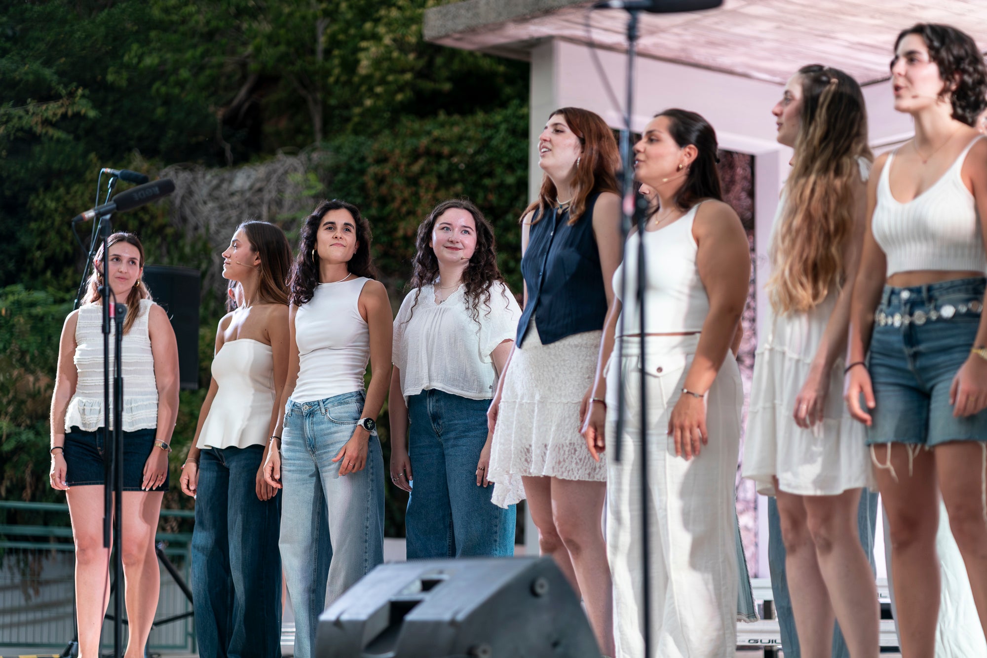 Aquest dissabte de Festa Major, l’amfiteatre del Parc de Sant Jordi ha acollit un concert molt especial. La coral Ohana ha portat el seu darrer espectacle, creat especialment per celebrar el seu 10è aniversari. La formació ha commemorat una dècada de música, amistat i creació col·lectiva amb una actuació que ha consistit en les cançons que han marcat la seva trajectòria. El concert del 10è aniversari proposa un recorregut per les peces que millor representen la història d’Ohana i ha inclòs, com sempre, alguna sorpresa. I és que segons han explicat les seves integrants, es tracta de l’espectacle que millor resumeix l’essència del projecte: una combinació de música, emoció, amistat i treball que ha definit la coral durant aquests deu anys