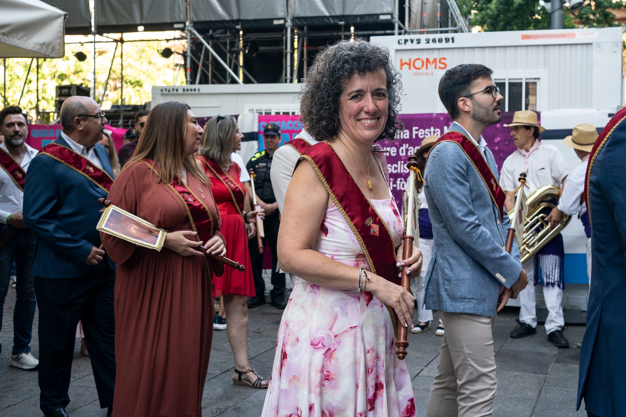 El Ball de Plaça 2026 tenia l'expectativa que ja s'ha fet amb els Protocols de la Festa Major de Terrassa actualitzats i estableix que són els grups de cultura popular els qui decideixen amb quins regidors ballen i amb quins no. El ritual ha començat aquest diumenge al matí partint el seguici de l'Ajuntament per anar cap a la missa de la catedral del Sant Esperit i sortint en acabar de l'ofici per a participar a la plaça Vella dels balls de l'Esbart Egarenc, els Nans amb els seus capgrossos, els Bastoners, el Drac, els Gegants i l'Àliga de Terrassa. Dels 27 regidors presents, tres s'han quedat sense parella però l'acte ha estat més serè que el de l'any passat | Mireia Comas
