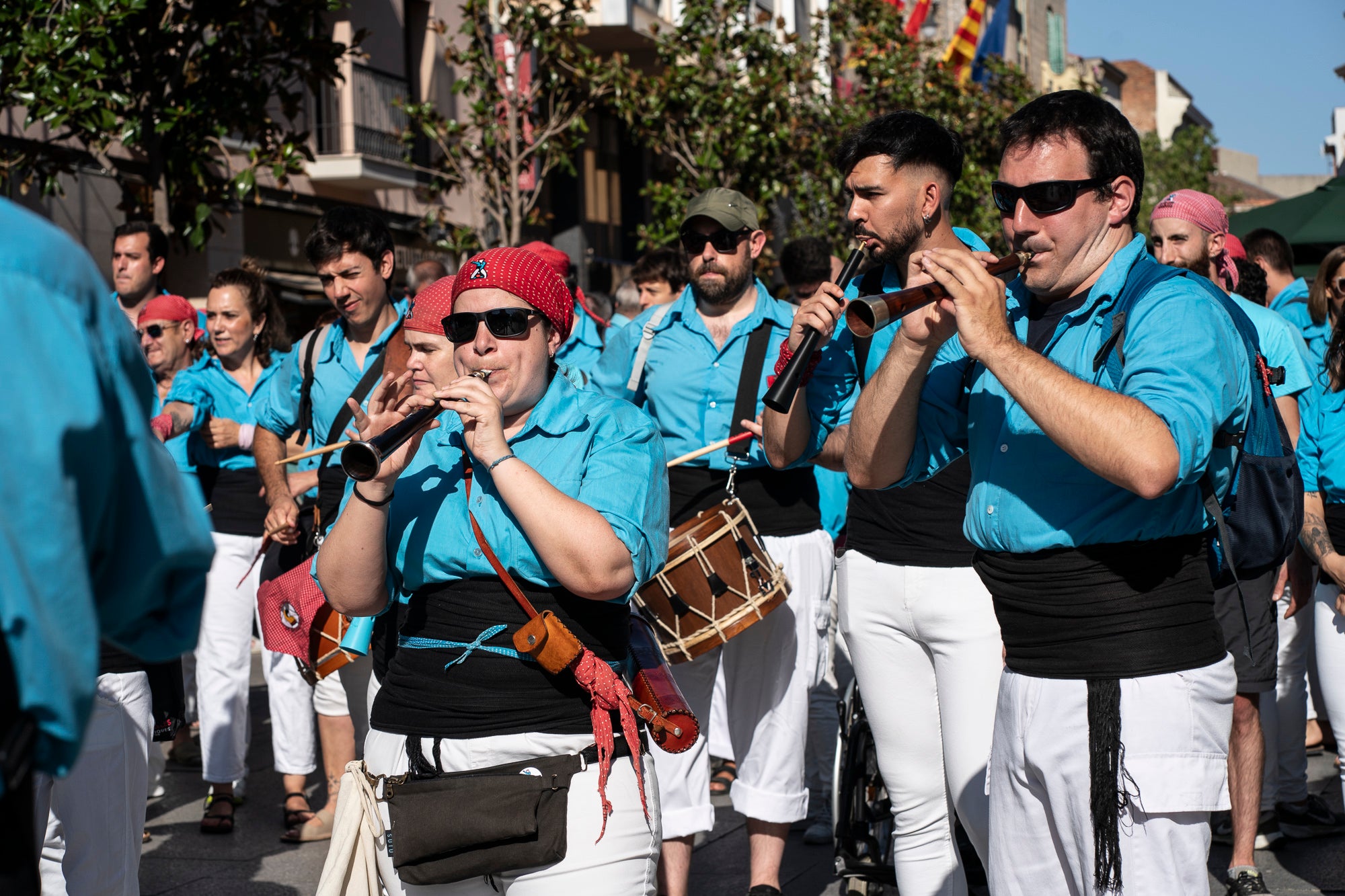 Els carrers de Terrassa han tornat a acollir la Cercavila de Festa Major, la mostra de cultura popular i tradicional catalana de la ciutat. Enguany, l'acte ha comptat amb la presència de totes les colles protocol·làries; el Drac de Terrassa, els Geganters de Terrassa, Nans i Capgrossos de Terrassa, l'Esbart Egarenc, els Bastoners de Terrassa, els Minyons de Terrassa, els Castellers de Terrassa, els Diables de Terrassa i l'Àliga de Terrassa. A més, també actuat les colles sardanistes de la ciutat, les colles geganteres, les colles de diables i les colles d'imatgeria de foc, entre d'altres entitats culturals | Mireia Comas