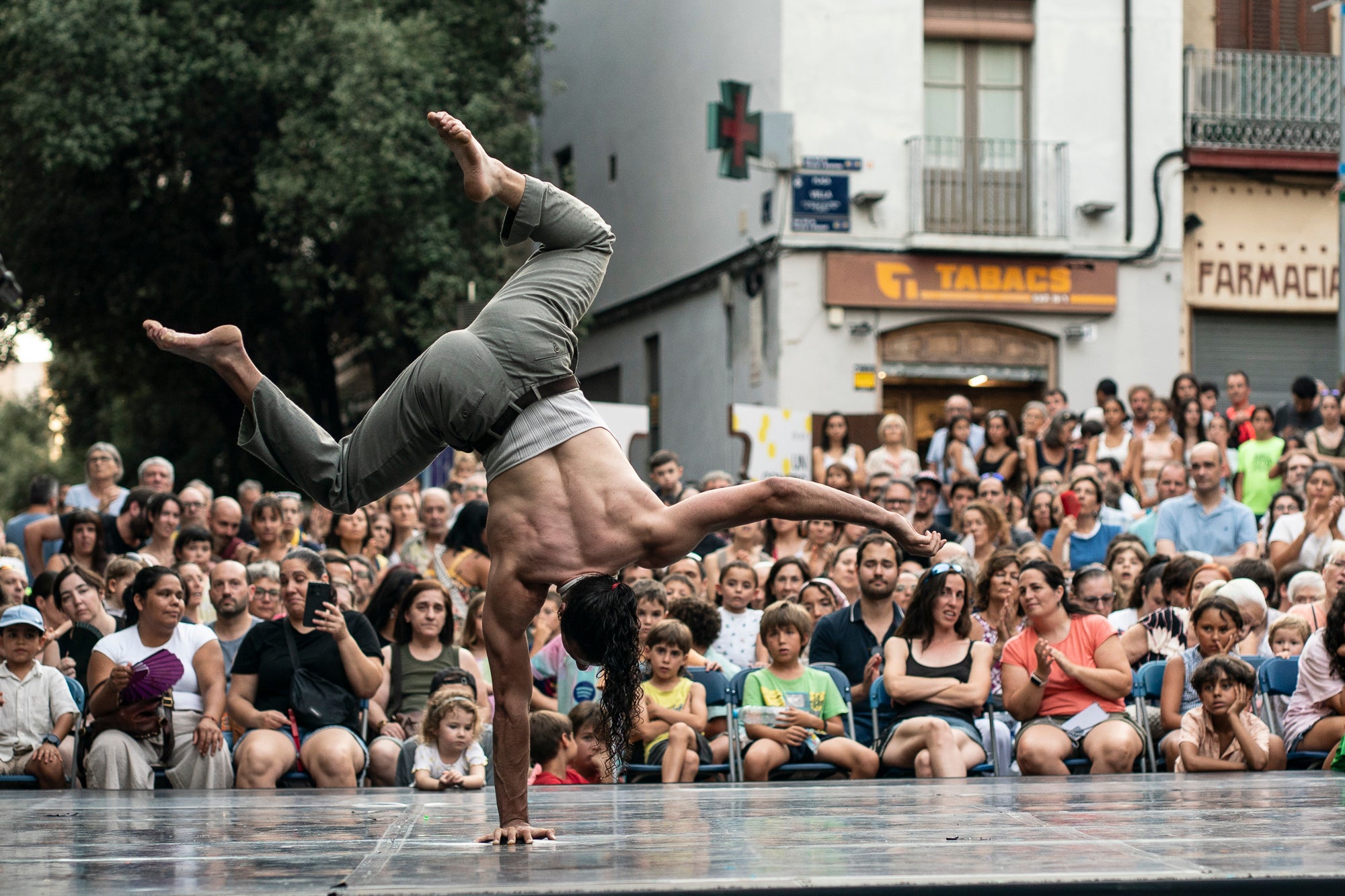 La plaça Vella ha acollit aquest dimarts la Gran Gala de Circ de Festa Major, a càrrec de l'Associació de Circ Tub d'Assaig 7.70. L'esdeveniment ha estat conduït per Alba Valldaura i Àngela Monge, amb música d’Oriol Gonzàlez i Cia. Grans i petits van quedar bocabadats amb una pila de números sorprenents: barra russa, verticals a duo, corda fluixa i patinatge.