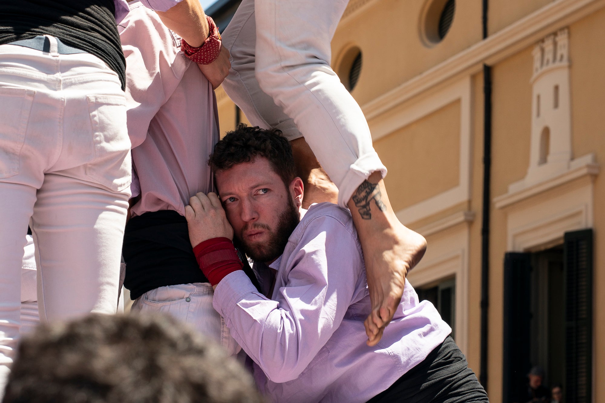 El Raval de Terrassa va acollir aquest diumenge, dia 5 de juliol, la gran actuació castellera de la Festa Major de Terrassa. Eufòria per als Minyons de Terrassa que van fer la seva millor actuació de la temporada i van estrenar fins a tres castells a plaça: el 4 de 9 amb folre, el 2 de 9 amb folre i manilles i el pilar de 7 amb folre. A més de tancar la tripleta de castells de 9 amb el 3 de 9 amb folre. Van patir més els Castellers de Terrassa que van començar molt bé amb la Torre de 7, però van patir dos intents del 4d8. Per culpa d’això, van anar sobre segur i van optar pel 7d7 i el 3d7 aixecat per sota que els van sortir rodons. Per acabar, la colla vella dels Xiquets de Valls van portar el 3d9, el 4d9f, el 4d8p i el p7f.