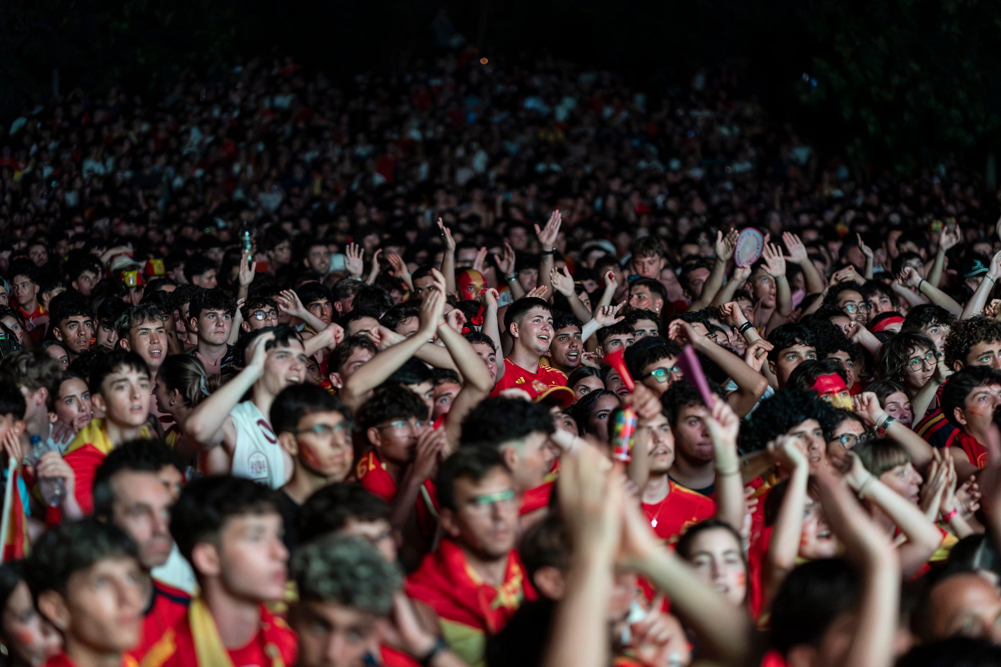L'Espai Vela del parc de Vallparadís de Terrassa es va omplir aquest diumenge a la nit amb 8.500 aficionats per seguir en pantalla gran i animació des de l'escenari la final del Mundial de futbol a Nova York entre les seleccions d'Espanya i l'Argentina. L'emoció es va mantenir fins a la segona part de la pròrroga quan el jugador del Barça Ferran Torres va marca l'1-0 definitiu, que va donar la corona planetària a un combinat amb els terrassencs Dani Olmo i Marc Pubill. Entre els assistents també hi havia aficionats del conjunt de Messi. A causa de la calor i aquestes emocions, es van haver d'efectuar algunes evacuacions de seguidors | Mireia Comas