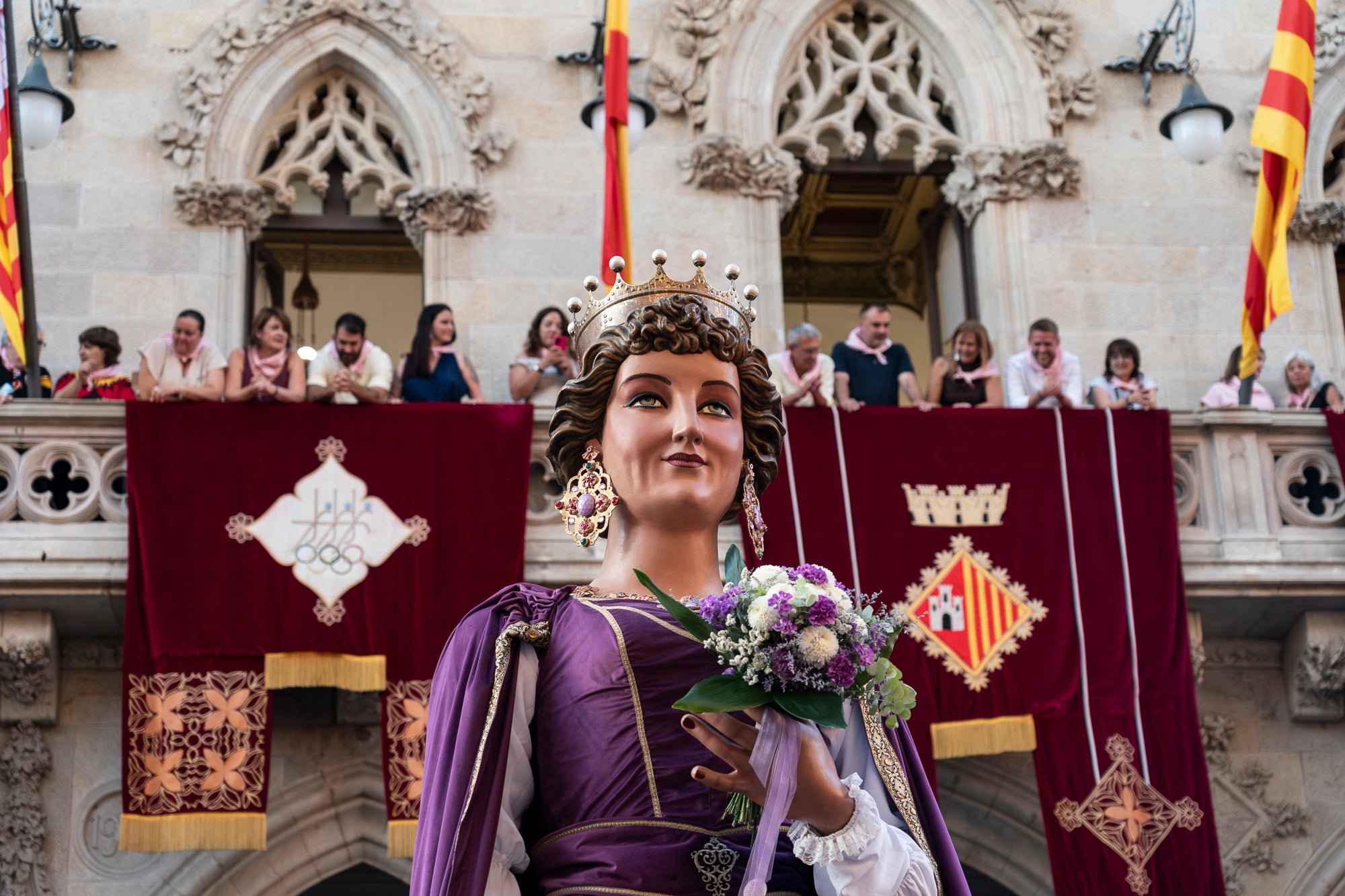 La Festa Major de Terrassa 2026 ja és aquí. Ahir, divendres dia 3 de juliol, a les 20 hores van repicar les campanes de tota la ciutat i va entrar al Raval de Montserrat el Drac de Terrassa, donant el tret de sortida de la Festa Major d'enguany. Tot seguit, es va procedir a la lectura del pregó de Festa Major a càrrec de Montse Alcaraz, presidenta de la Colla del Bitxo del Torrent Mitger. Després de la lectura del pregó, l'alcalde va fer l'obertura oficial de la Festa i algunes de les colles protocol·làries de la ciutat van fer una mostra de danses tradicionals i emblemàtiques. Posteriorment, es va donar a conèixer el Capgròs de l'Any, que enguany ha recaigut en Mercè Gómez, una de les fundadores del Casal de la Dona de Terrassa | Mireia Comas