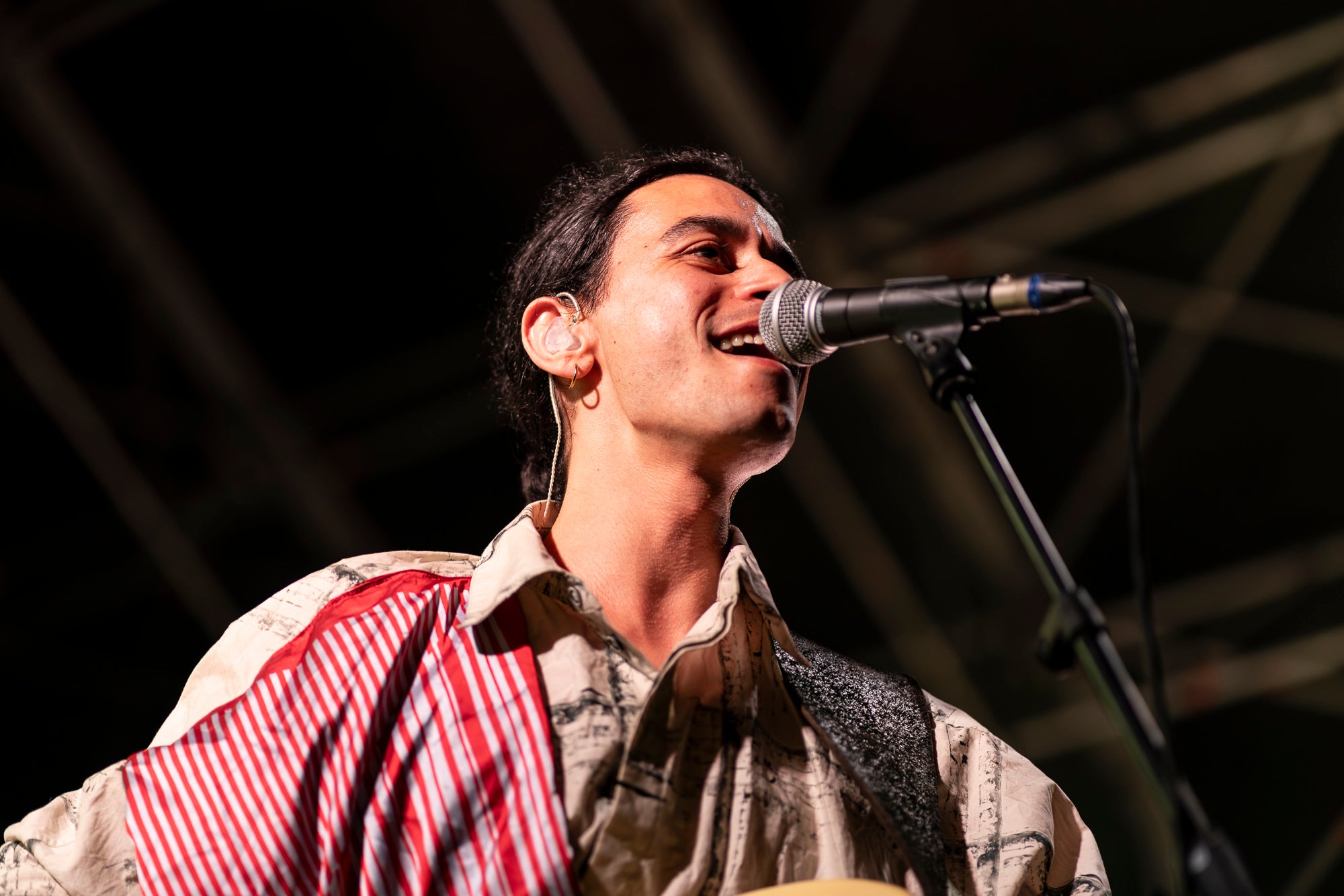 La plaça Vella s’ha rendit a la Ludwig Band en aquesta nit de dilluns de Festa Major. La banda formada per Gabriel Bosch, Quim Carandell, Roger Cassola, Pau Esteve, Andreu Galofré i Lluc Valverde ha presentat el seu darrer disc, “Pel barri es comenta”, i ho ha fet en plena forma. Amb una ambientació més urbana, però mantenint les lletres sofisticades i plenes d’ironia, el grup ha mostrat un so més madur i envolvent. La Ludwig també ha aprofitat per recordar els seus grans temes, i el públic s’ho ha passat d’allò més bé. 