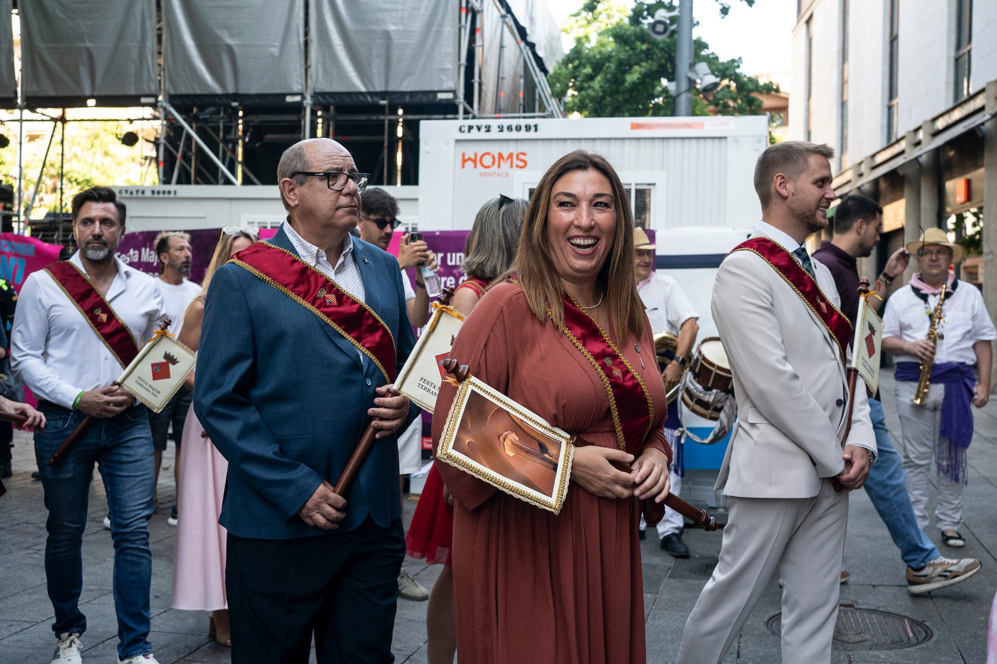 El Ball de Plaça 2026 tenia l'expectativa que ja s'ha fet amb els Protocols de la Festa Major de Terrassa actualitzats i estableix que són els grups de cultura popular els qui decideixen amb quins regidors ballen i amb quins no. El ritual ha començat aquest diumenge al matí partint el seguici de l'Ajuntament per anar cap a la missa de la catedral del Sant Esperit i sortint en acabar de l'ofici per a participar a la plaça Vella dels balls de l'Esbart Egarenc, els Nans amb els seus capgrossos, els Bastoners, el Drac, els Gegants i l'Àliga de Terrassa. Dels 27 regidors presents, tres s'han quedat sense parella però l'acte ha estat més serè que el de l'any passat | Mireia Comas