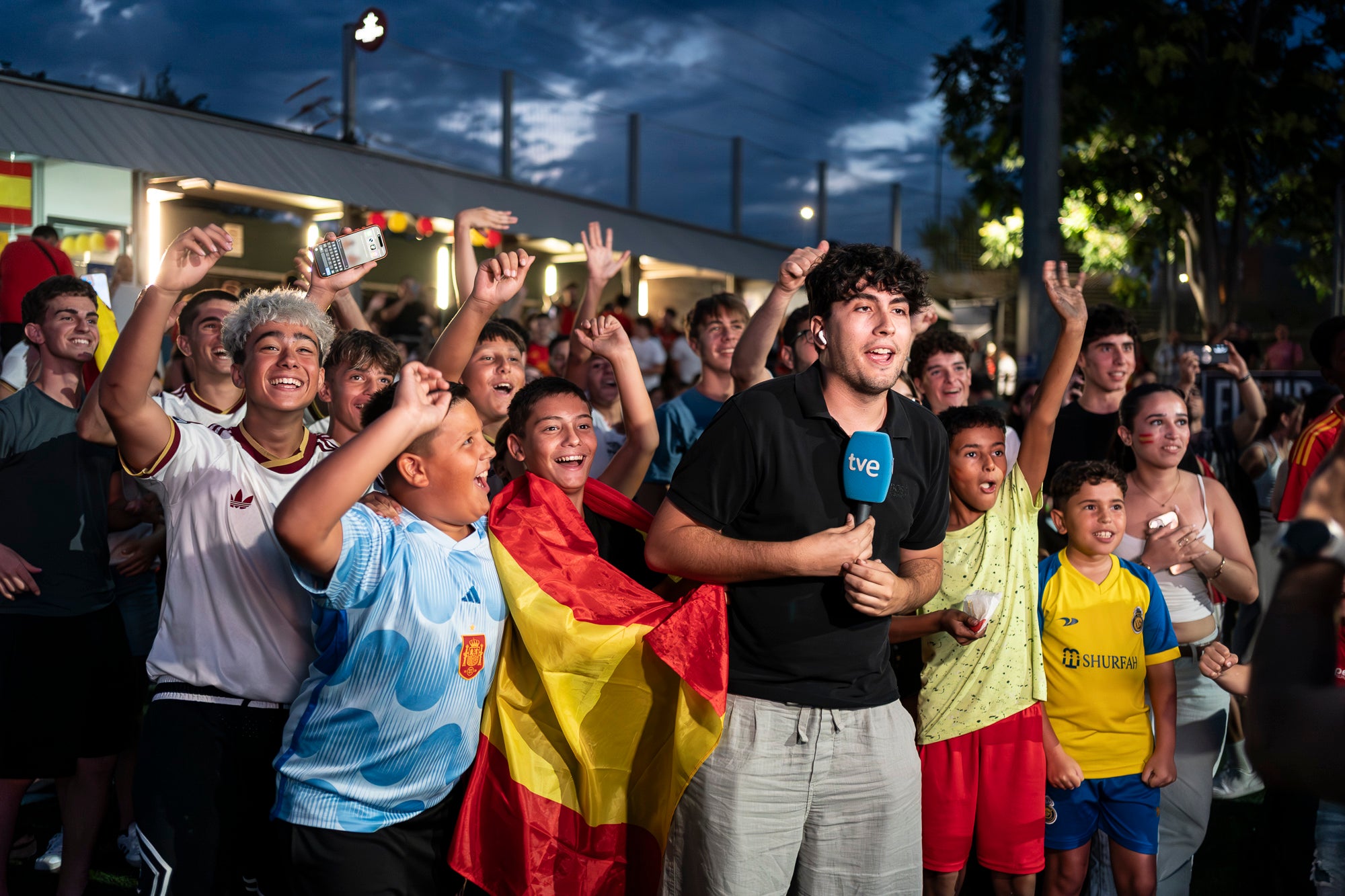Eufòria al camp municipal de Ca N'Anglada de Terrassa per la victòria de la selecció espanyola. Desenes de persones han seguit aquest divendres a la nit en pantalla gran el partit de quarts de final del Mundial de futbol contra Bèlgica (2 a 1). Dani Olmo ha tornat a ser titular, mentre que Marc Pubill ha seguit el matx des de la banqueta. La Roja ha patit més del que s’esperava. S’ha avançat amb un gol de Fabian Ruiz (30’), però els belgues han empatat al 41. Mikel Merino ha tornat a donar el triomf amb un gol al 88 que ha desfermat l’alegria. 