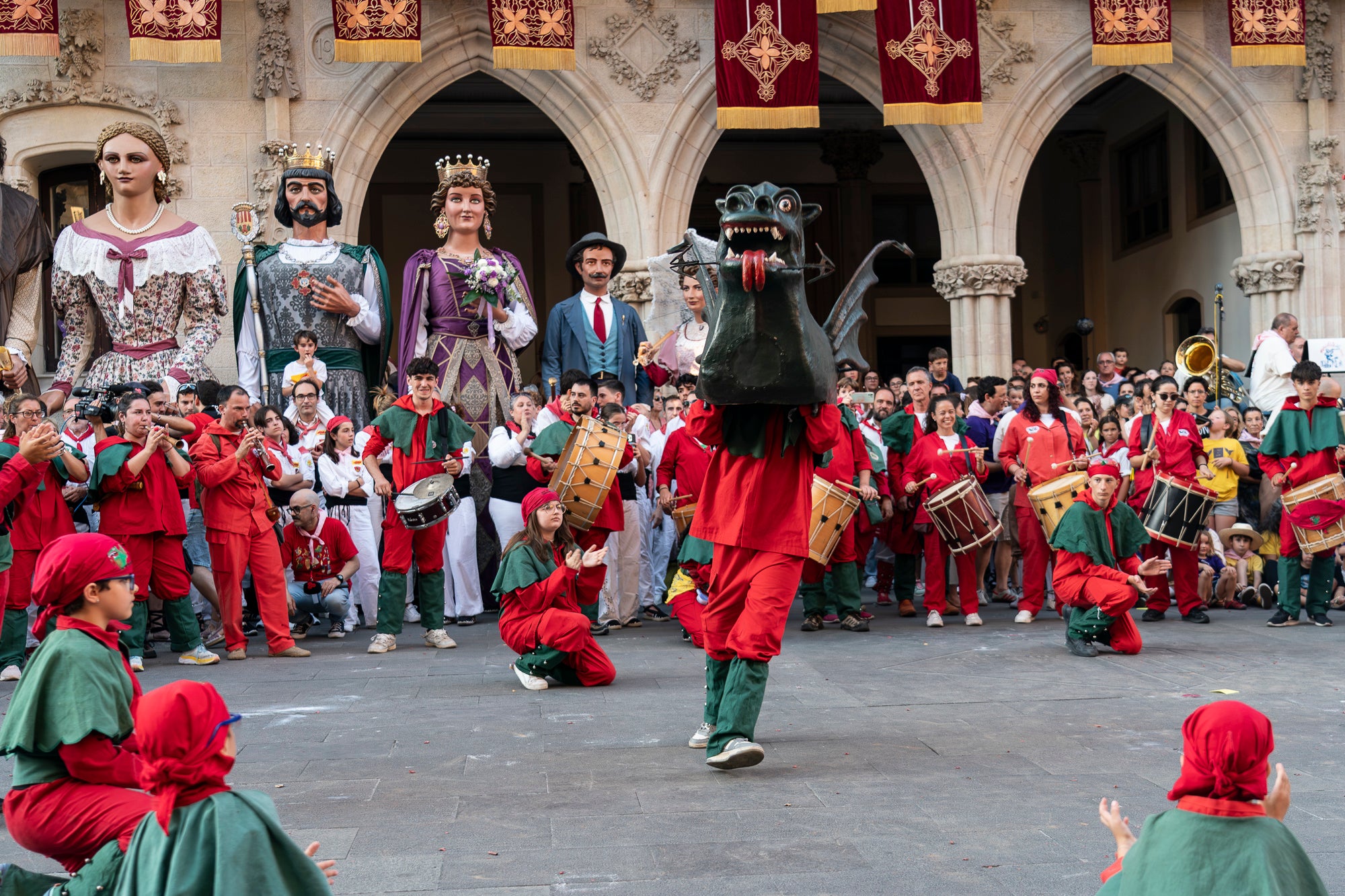La Festa Major de Terrassa 2026 ja és aquí. Ahir, divendres dia 3 de juliol, a les 20 hores van repicar les campanes de tota la ciutat i va entrar al Raval de Montserrat el Drac de Terrassa, donant el tret de sortida de la Festa Major d'enguany. Tot seguit, es va procedir a la lectura del pregó de Festa Major a càrrec de Montse Alcaraz, presidenta de la Colla del Bitxo del Torrent Mitger. Després de la lectura del pregó, l'alcalde va fer l'obertura oficial de la Festa i algunes de les colles protocol·làries de la ciutat van fer una mostra de danses tradicionals i emblemàtiques. Posteriorment, es va donar a conèixer el Capgròs de l'Any, que enguany ha recaigut en Mercè Gómez, una de les fundadores del Casal de la Dona de Terrassa | Mireia Comas