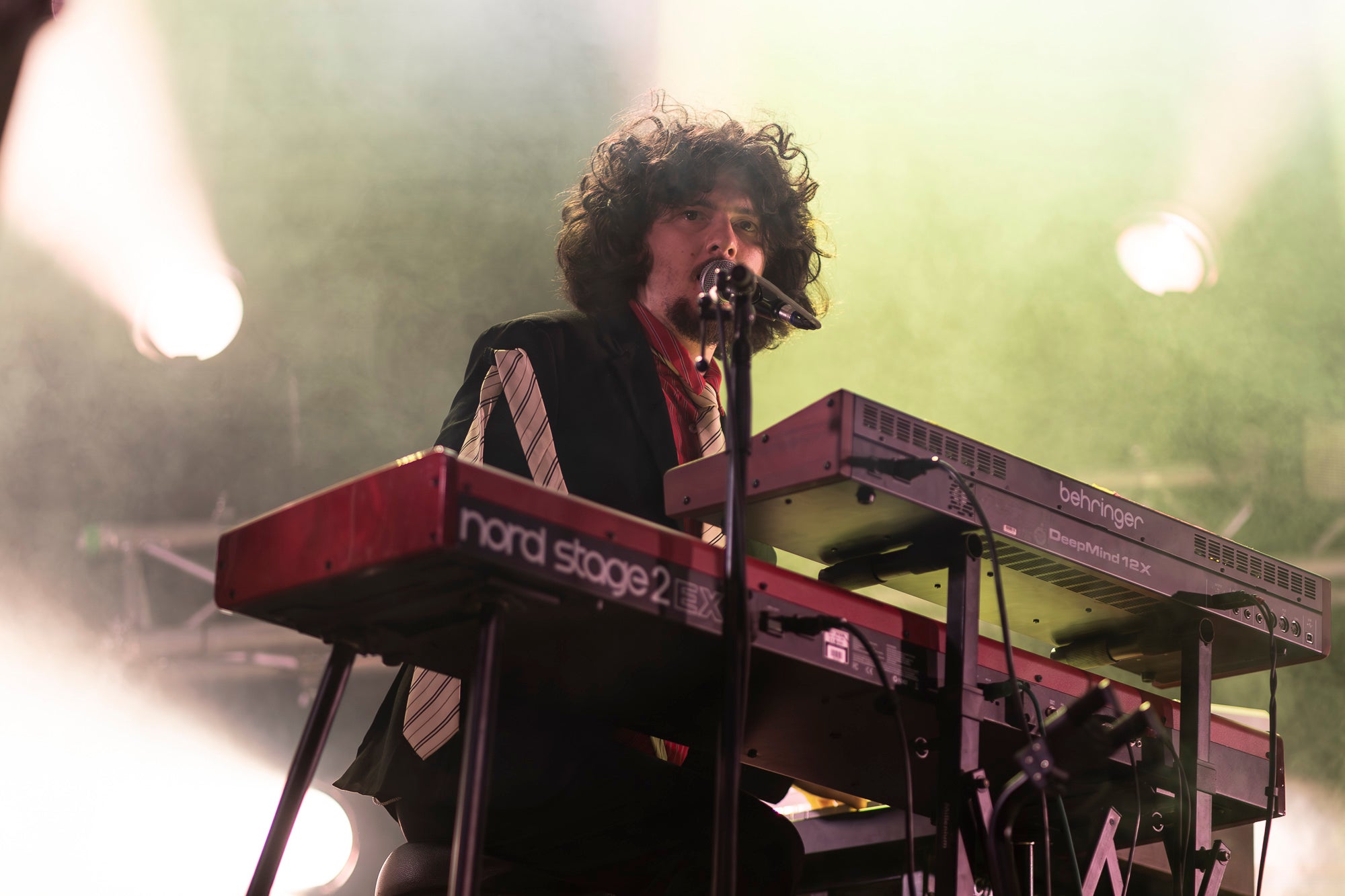 La plaça Vella s’ha rendit a la Ludwig Band en aquesta nit de dilluns de Festa Major. La banda formada per Gabriel Bosch, Quim Carandell, Roger Cassola, Pau Esteve, Andreu Galofré i Lluc Valverde ha presentat el seu darrer disc, “Pel barri es comenta”, i ho ha fet en plena forma. Amb una ambientació més urbana, però mantenint les lletres sofisticades i plenes d’ironia, el grup ha mostrat un so més madur i envolvent. La Ludwig també ha aprofitat per recordar els seus grans temes, i el públic s’ho ha passat d’allò més bé. 