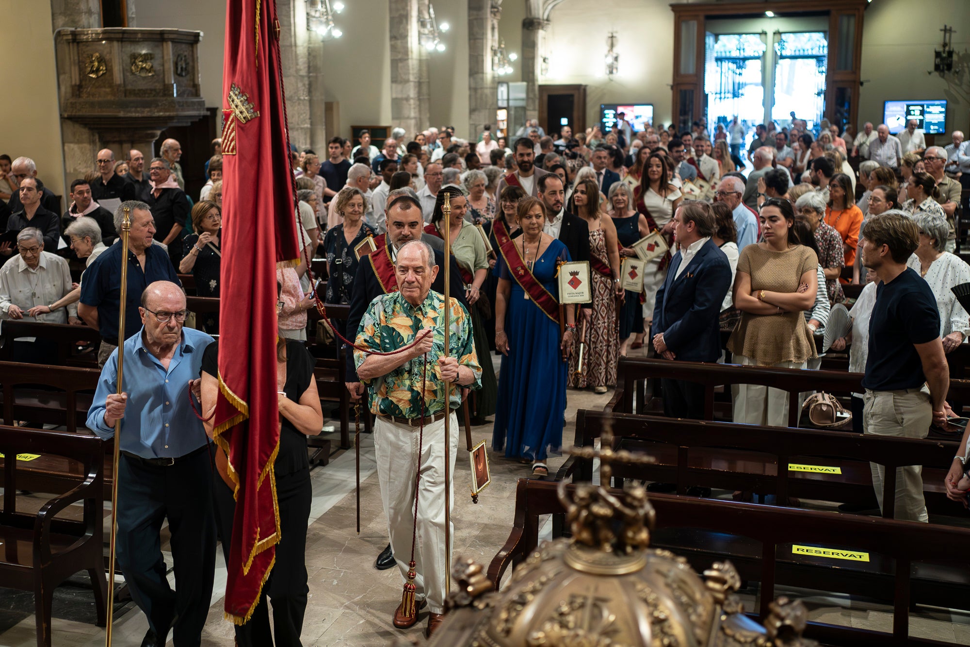 El Ball de Plaça 2026 tenia l'expectativa que ja s'ha fet amb els Protocols de la Festa Major de Terrassa actualitzats i estableix que són els grups de cultura popular els qui decideixen amb quins regidors ballen i amb quins no. El ritual ha començat aquest diumenge al matí partint el seguici de l'Ajuntament per anar cap a la missa de la catedral del Sant Esperit i sortint en acabar de l'ofici per a participar a la plaça Vella dels balls de l'Esbart Egarenc, els Nans amb els seus capgrossos, els Bastoners, el Drac, els Gegants i l'Àliga de Terrassa. Dels 27 regidors presents, tres s'han quedat sense parella però l'acte ha estat més serè que el de l'any passat | Mireia Comas