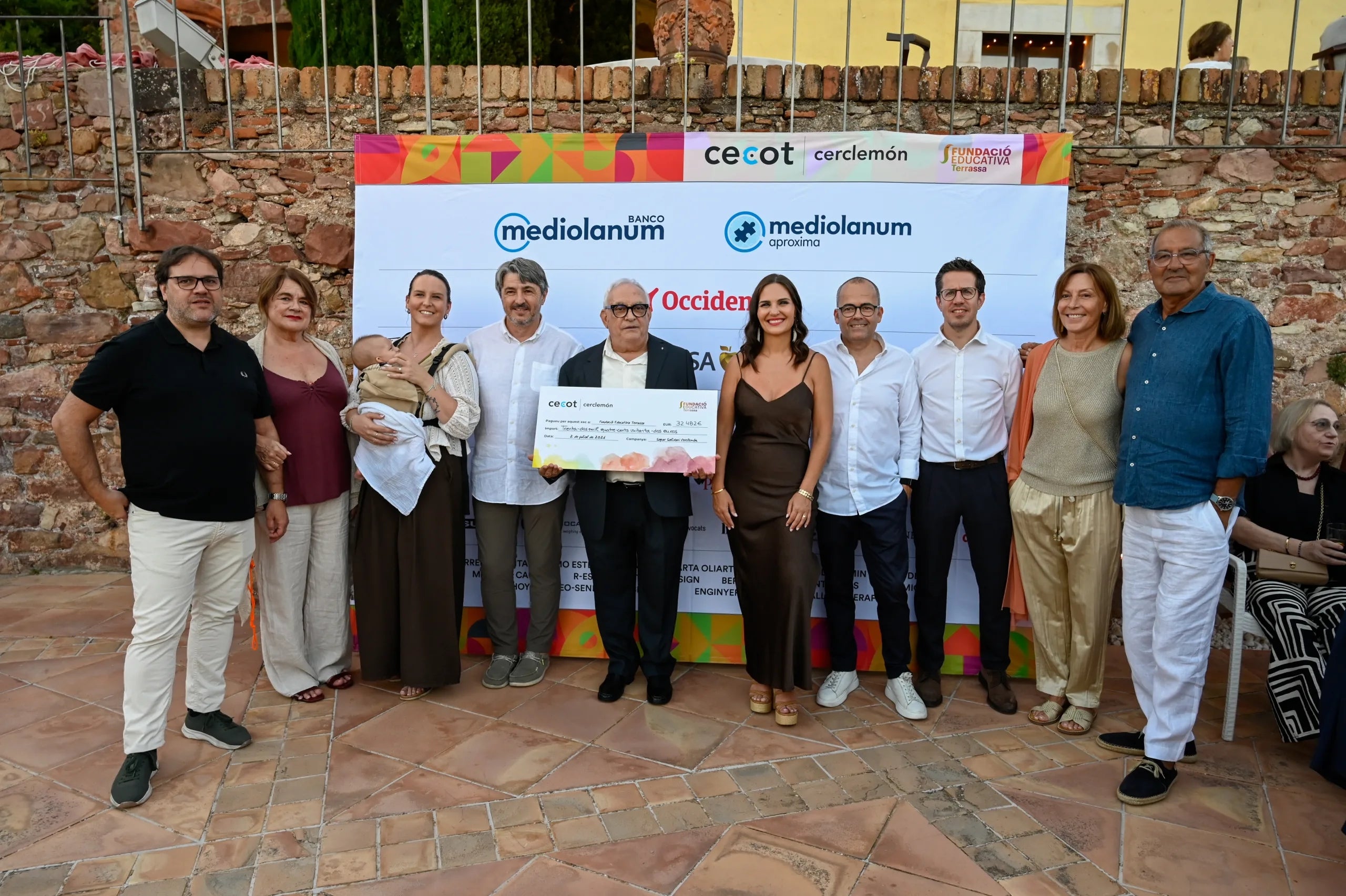 Representants de Ceclemón, de responsables municipals de Terrassa i Matadepera i la Fundació Educativa Terrassa amb el xec-donatiu | Cecot