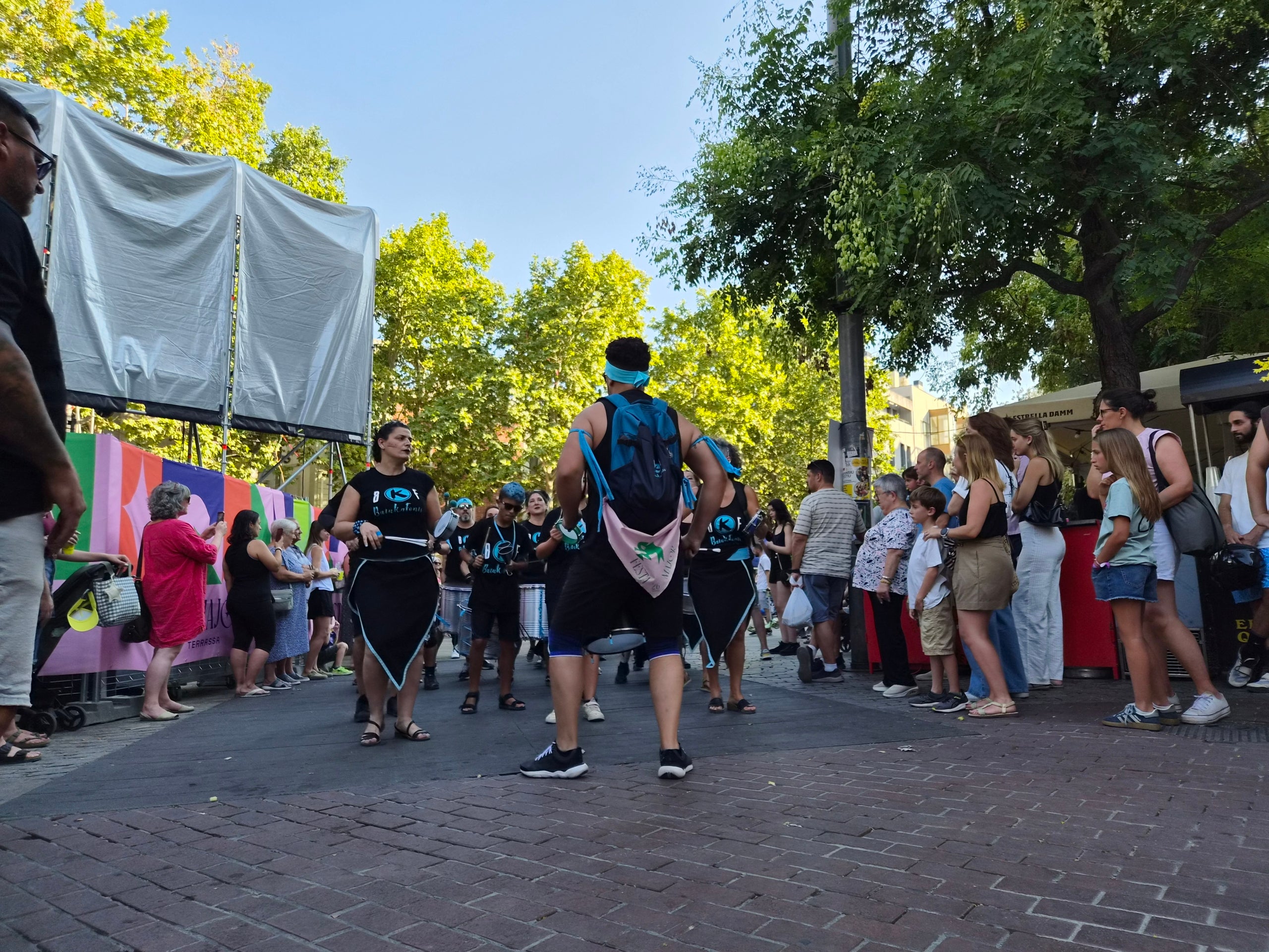 El ressò dels tambors han omplert aquest diumenge a la tarda els carrers del Centre de Terrassa. Set grups de batucaires no han parat ni un segon des de la plaça Vella fins a la Rambla d’Ègara amb els seus balls i timbals. El ritme ha contagiat els terrassencs que se’ls anaven trobant, i que han pogut gaudir de l’espectacle dels quatre grups de la ciutat (Som-Maurina, Terrassamba, Desterrás i BatukaFonts), a més de les colles convidades ämbitum i Samba Lion. 