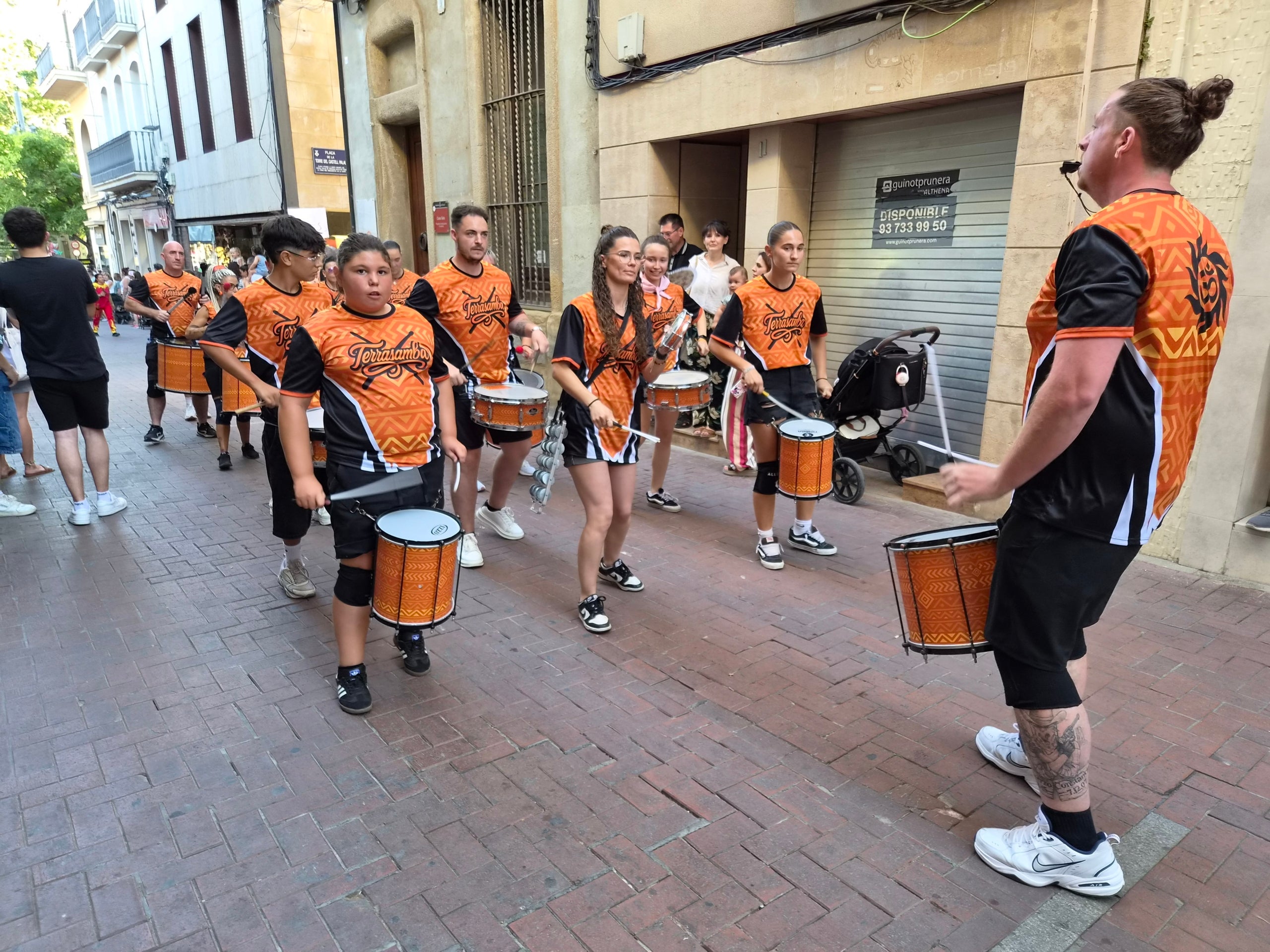 El ressò dels tambors han omplert aquest diumenge a la tarda els carrers del Centre de Terrassa. Set grups de batucaires no han parat ni un segon des de la plaça Vella fins a la Rambla d’Ègara amb els seus balls i timbals. El ritme ha contagiat els terrassencs que se’ls anaven trobant, i que han pogut gaudir de l’espectacle dels quatre grups de la ciutat (Som-Maurina, Terrassamba, Desterrás i BatukaFonts), a més de les colles convidades ämbitum i Samba Lion. 