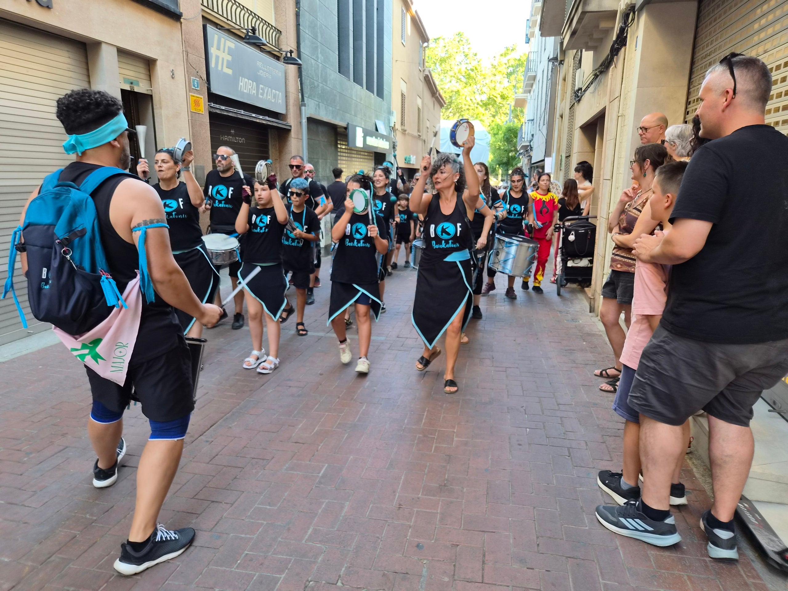 El ressò dels tambors han omplert aquest diumenge a la tarda els carrers del Centre de Terrassa. Set grups de batucaires no han parat ni un segon des de la plaça Vella fins a la Rambla d’Ègara amb els seus balls i timbals. El ritme ha contagiat els terrassencs que se’ls anaven trobant, i que han pogut gaudir de l’espectacle dels quatre grups de la ciutat (Som-Maurina, Terrassamba, Desterrás i BatukaFonts), a més de les colles convidades ämbitum i Samba Lion. 