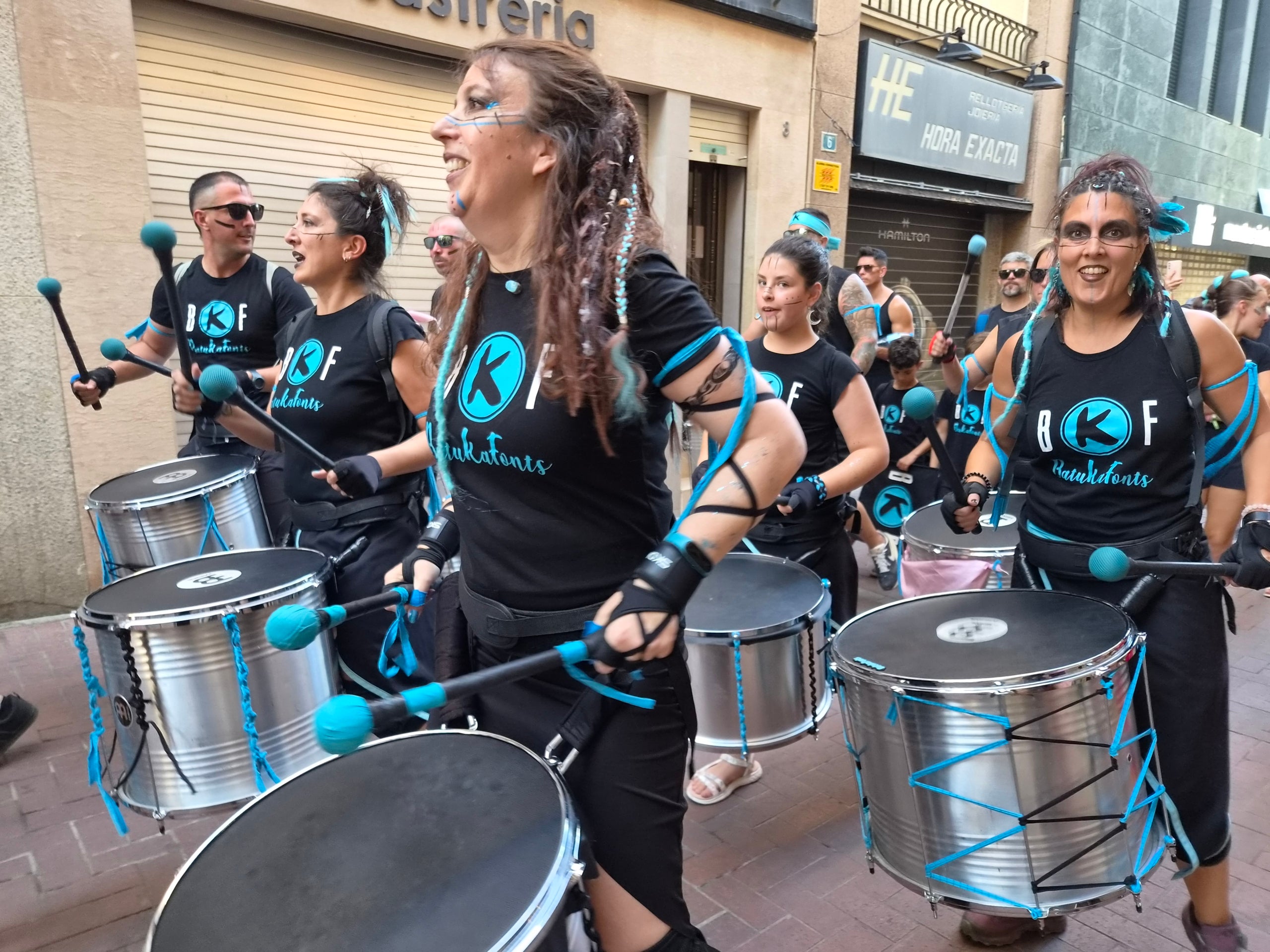 El ressò dels tambors han omplert aquest diumenge a la tarda els carrers del Centre de Terrassa. Set grups de batucaires no han parat ni un segon des de la plaça Vella fins a la Rambla d’Ègara amb els seus balls i timbals. El ritme ha contagiat els terrassencs que se’ls anaven trobant, i que han pogut gaudir de l’espectacle dels quatre grups de la ciutat (Som-Maurina, Terrassamba, Desterrás i BatukaFonts), a més de les colles convidades ämbitum i Samba Lion. 