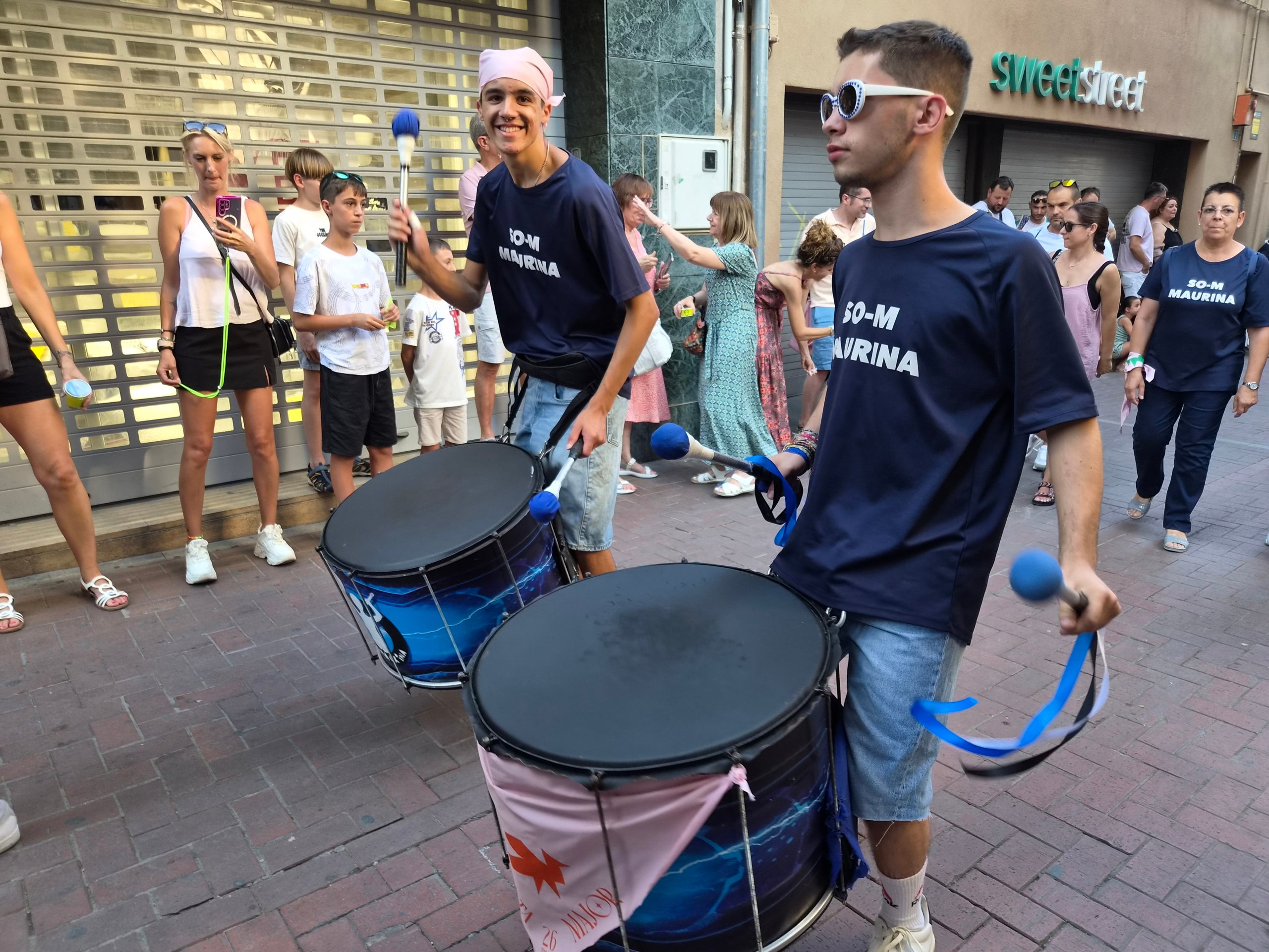 El ressò dels tambors han omplert aquest diumenge a la tarda els carrers del Centre de Terrassa. Set grups de batucaires no han parat ni un segon des de la plaça Vella fins a la Rambla d’Ègara amb els seus balls i timbals. El ritme ha contagiat els terrassencs que se’ls anaven trobant, i que han pogut gaudir de l’espectacle dels quatre grups de la ciutat (Som-Maurina, Terrassamba, Desterrás i BatukaFonts), a més de les colles convidades ämbitum i Samba Lion. 