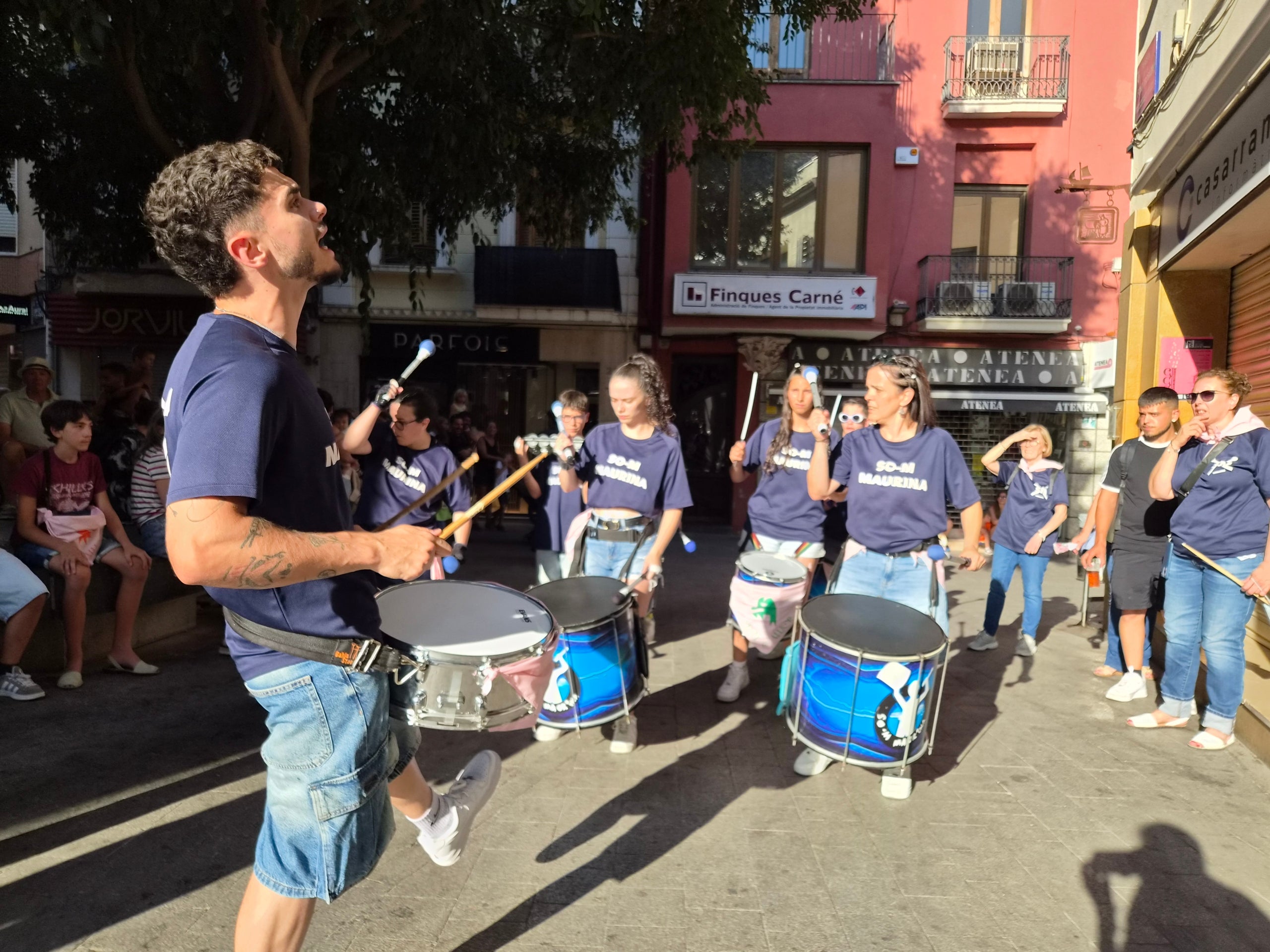 El ressò dels tambors han omplert aquest diumenge a la tarda els carrers del Centre de Terrassa. Set grups de batucaires no han parat ni un segon des de la plaça Vella fins a la Rambla d’Ègara amb els seus balls i timbals. El ritme ha contagiat els terrassencs que se’ls anaven trobant, i que han pogut gaudir de l’espectacle dels quatre grups de la ciutat (Som-Maurina, Terrassamba, Desterrás i BatukaFonts), a més de les colles convidades ämbitum i Samba Lion. 