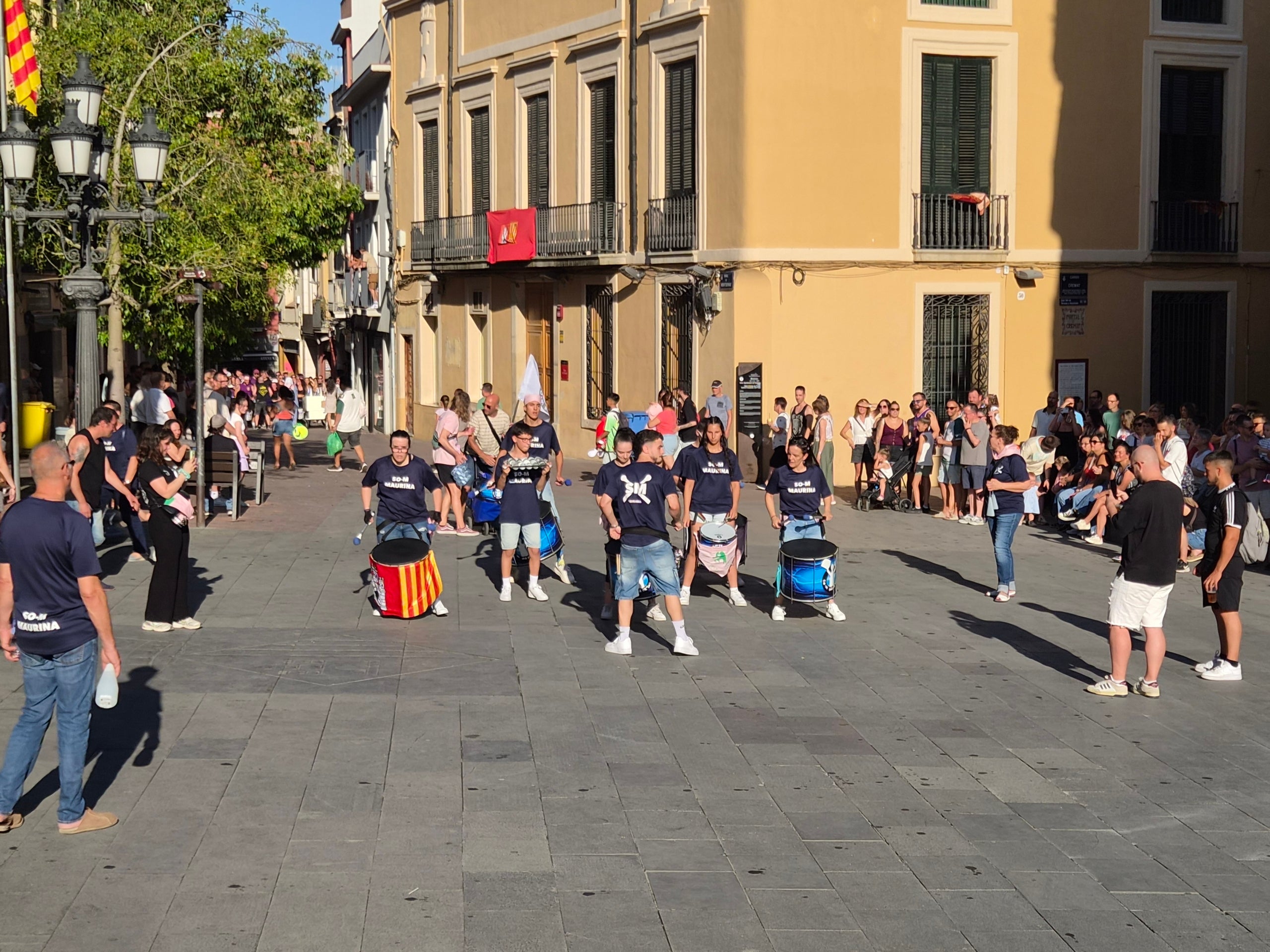El ressò dels tambors han omplert aquest diumenge a la tarda els carrers del Centre de Terrassa. Set grups de batucaires no han parat ni un segon des de la plaça Vella fins a la Rambla d’Ègara amb els seus balls i timbals. El ritme ha contagiat els terrassencs que se’ls anaven trobant, i que han pogut gaudir de l’espectacle dels quatre grups de la ciutat (Som-Maurina, Terrassamba, Desterrás i BatukaFonts), a més de les colles convidades ämbitum i Samba Lion. 