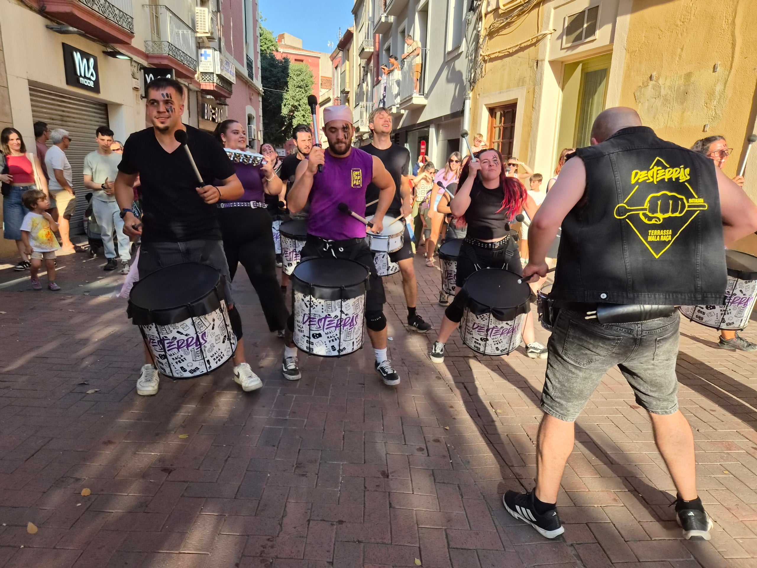 El ressò dels tambors han omplert aquest diumenge a la tarda els carrers del Centre de Terrassa. Set grups de batucaires no han parat ni un segon des de la plaça Vella fins a la Rambla d’Ègara amb els seus balls i timbals. El ritme ha contagiat els terrassencs que se’ls anaven trobant, i que han pogut gaudir de l’espectacle dels quatre grups de la ciutat (Som-Maurina, Terrassamba, Desterrás i BatukaFonts), a més de les colles convidades ämbitum i Samba Lion. 
