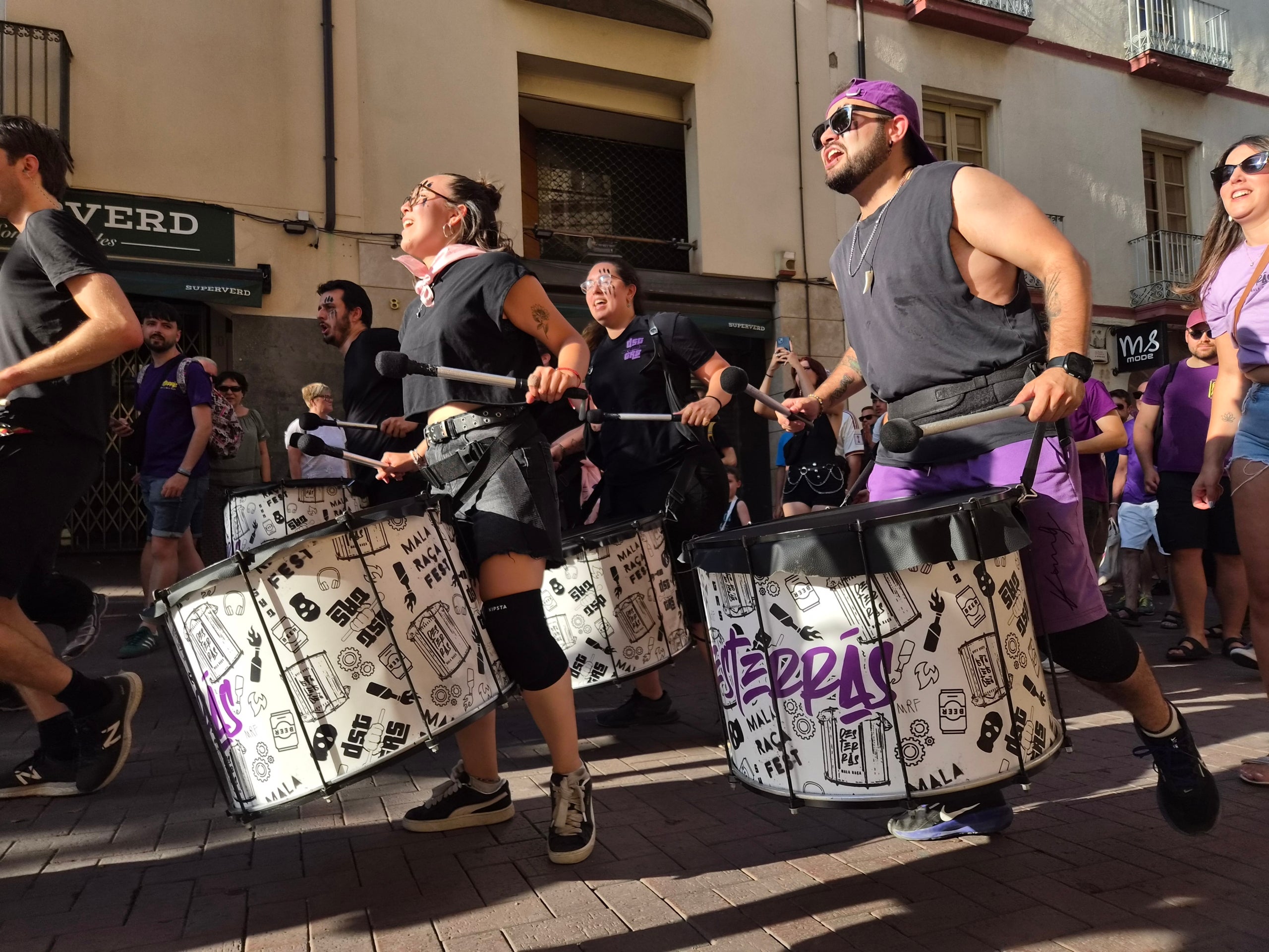 El ressò dels tambors han omplert aquest diumenge a la tarda els carrers del Centre de Terrassa. Set grups de batucaires no han parat ni un segon des de la plaça Vella fins a la Rambla d’Ègara amb els seus balls i timbals. El ritme ha contagiat els terrassencs que se’ls anaven trobant, i que han pogut gaudir de l’espectacle dels quatre grups de la ciutat (Som-Maurina, Terrassamba, Desterrás i BatukaFonts), a més de les colles convidades ämbitum i Samba Lion. 