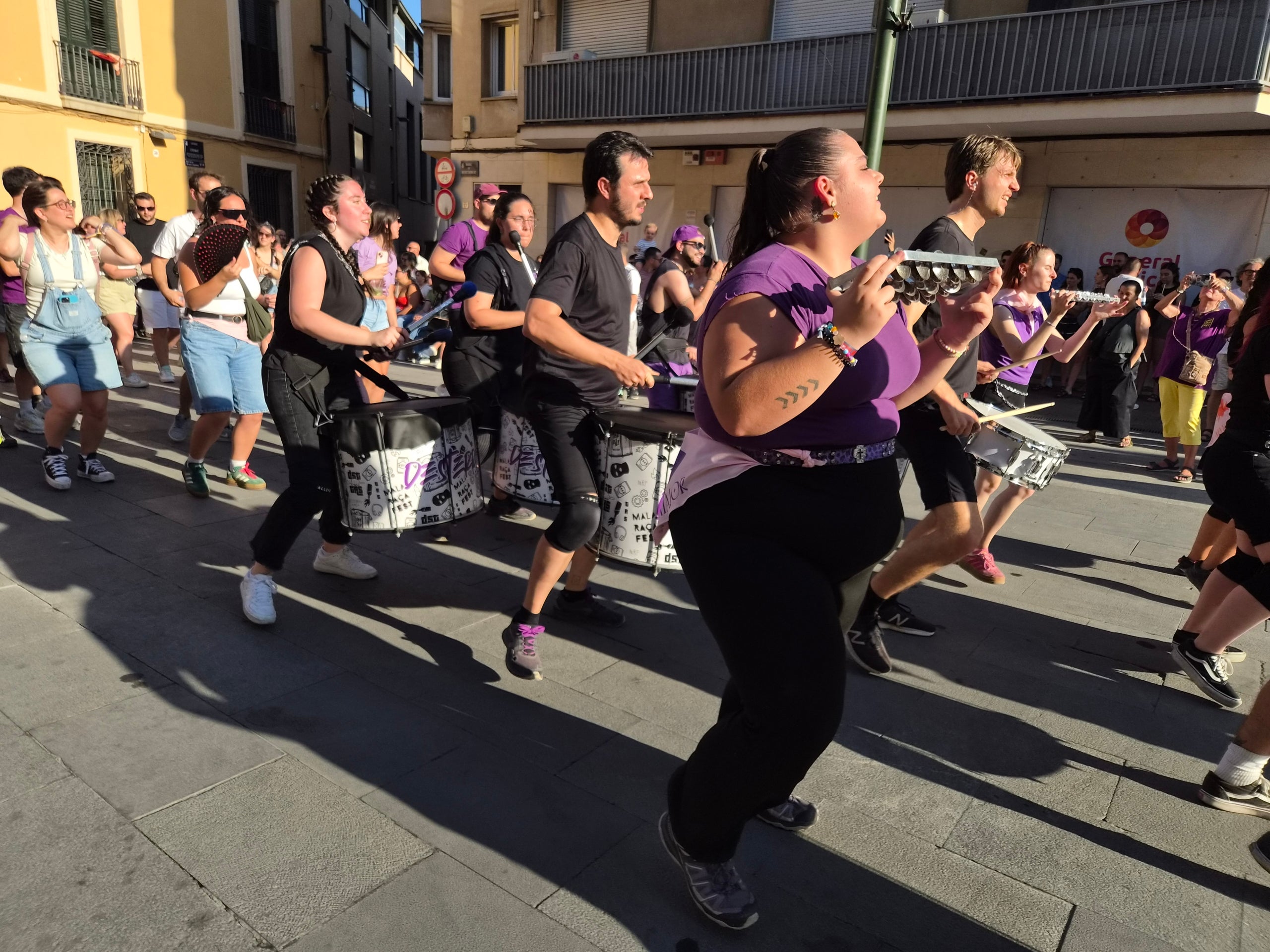 El ressò dels tambors han omplert aquest diumenge a la tarda els carrers del Centre de Terrassa. Set grups de batucaires no han parat ni un segon des de la plaça Vella fins a la Rambla d’Ègara amb els seus balls i timbals. El ritme ha contagiat els terrassencs que se’ls anaven trobant, i que han pogut gaudir de l’espectacle dels quatre grups de la ciutat (Som-Maurina, Terrassamba, Desterrás i BatukaFonts), a més de les colles convidades ämbitum i Samba Lion. 