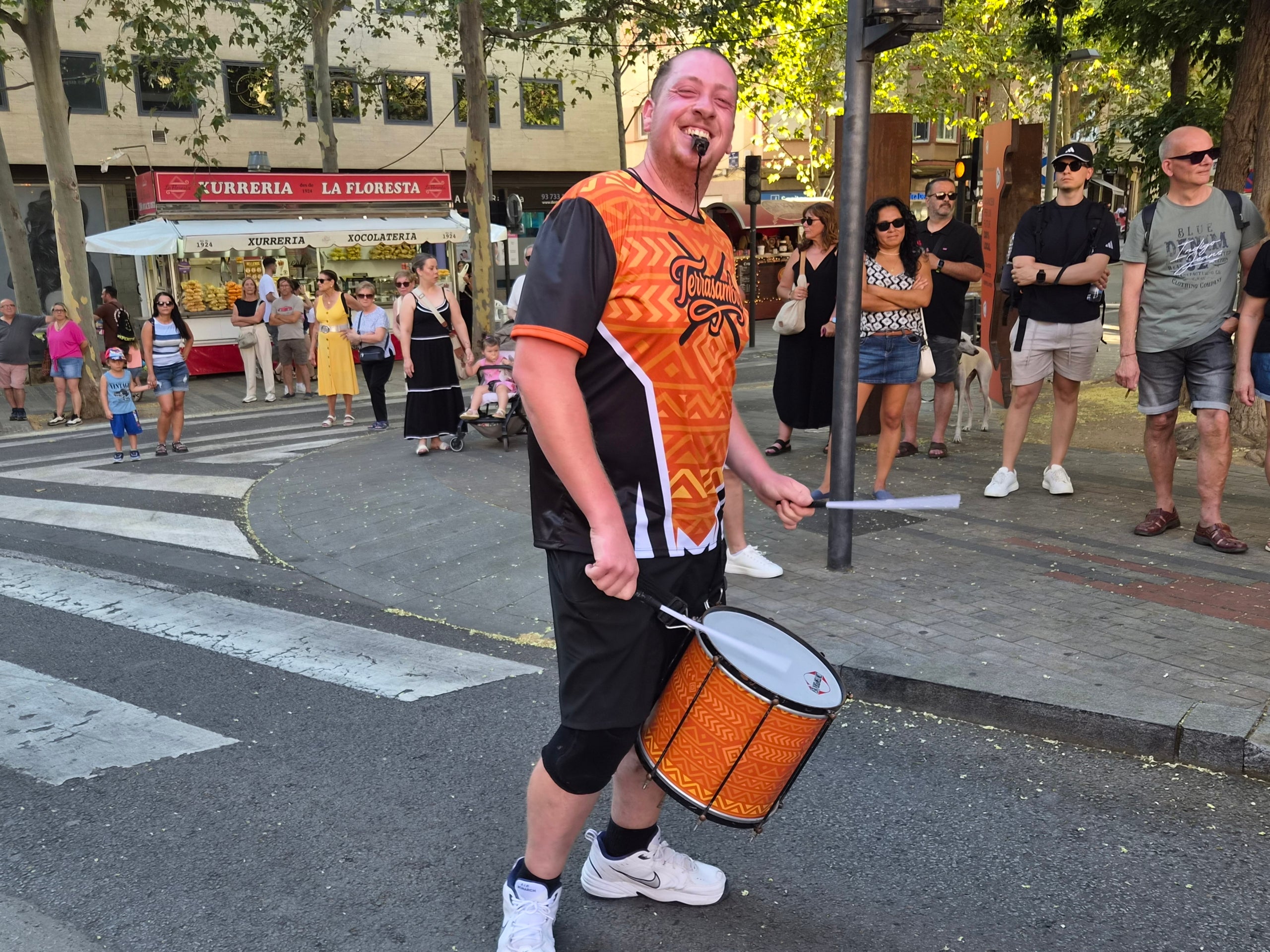 El ressò dels tambors han omplert aquest diumenge a la tarda els carrers del Centre de Terrassa. Set grups de batucaires no han parat ni un segon des de la plaça Vella fins a la Rambla d’Ègara amb els seus balls i timbals. El ritme ha contagiat els terrassencs que se’ls anaven trobant, i que han pogut gaudir de l’espectacle dels quatre grups de la ciutat (Som-Maurina, Terrassamba, Desterrás i BatukaFonts), a més de les colles convidades ämbitum i Samba Lion. 