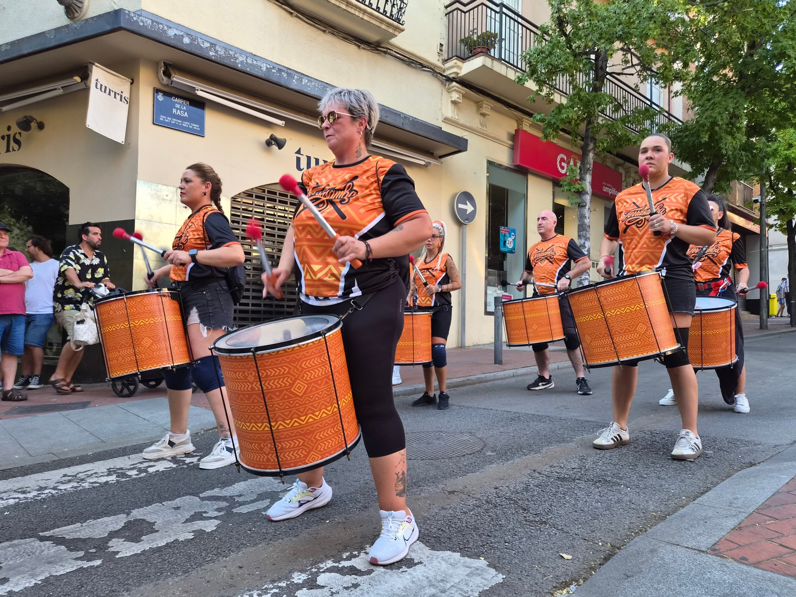 El ressò dels tambors han omplert aquest diumenge a la tarda els carrers del Centre de Terrassa. Set grups de batucaires no han parat ni un segon des de la plaça Vella fins a la Rambla d’Ègara amb els seus balls i timbals. El ritme ha contagiat els terrassencs que se’ls anaven trobant, i que han pogut gaudir de l’espectacle dels quatre grups de la ciutat (Som-Maurina, Terrassamba, Desterrás i BatukaFonts), a més de les colles convidades ämbitum i Samba Lion. 