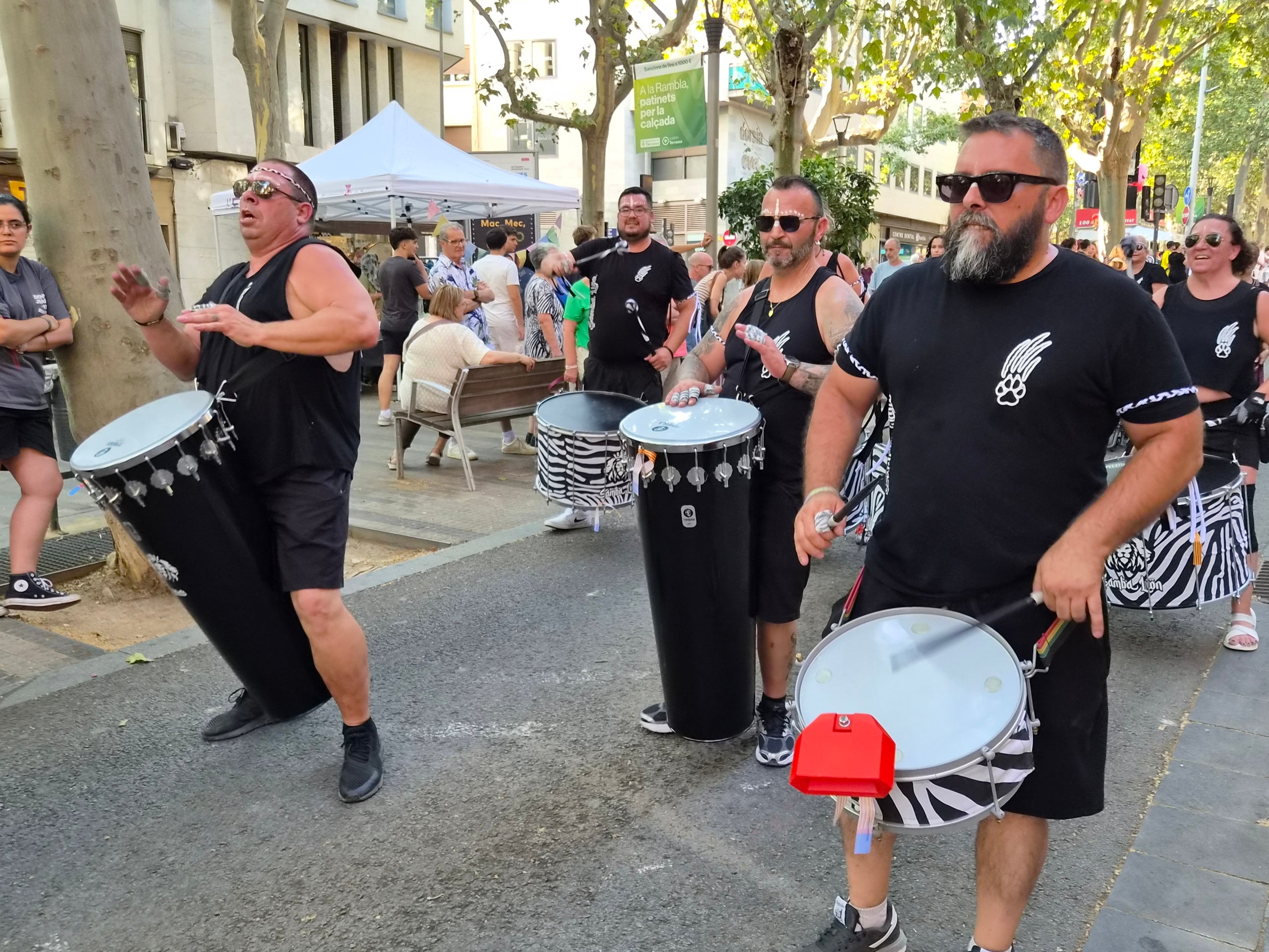 El ressò dels tambors han omplert aquest diumenge a la tarda els carrers del Centre de Terrassa. Set grups de batucaires no han parat ni un segon des de la plaça Vella fins a la Rambla d’Ègara amb els seus balls i timbals. El ritme ha contagiat els terrassencs que se’ls anaven trobant, i que han pogut gaudir de l’espectacle dels quatre grups de la ciutat (Som-Maurina, Terrassamba, Desterrás i BatukaFonts), a més de les colles convidades ämbitum i Samba Lion. 