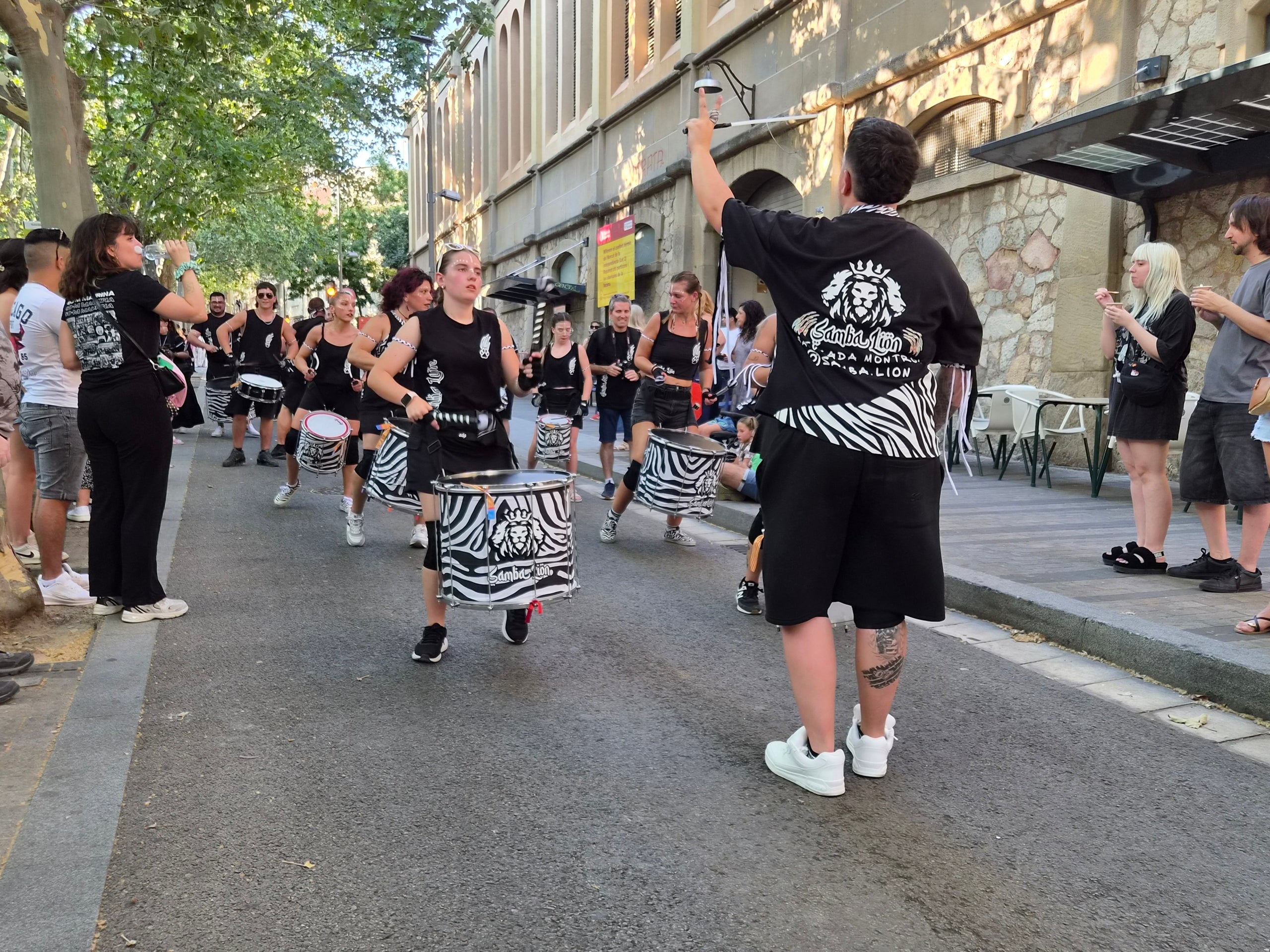 El ressò dels tambors han omplert aquest diumenge a la tarda els carrers del Centre de Terrassa. Set grups de batucaires no han parat ni un segon des de la plaça Vella fins a la Rambla d’Ègara amb els seus balls i timbals. El ritme ha contagiat els terrassencs que se’ls anaven trobant, i que han pogut gaudir de l’espectacle dels quatre grups de la ciutat (Som-Maurina, Terrassamba, Desterrás i BatukaFonts), a més de les colles convidades ämbitum i Samba Lion. 
