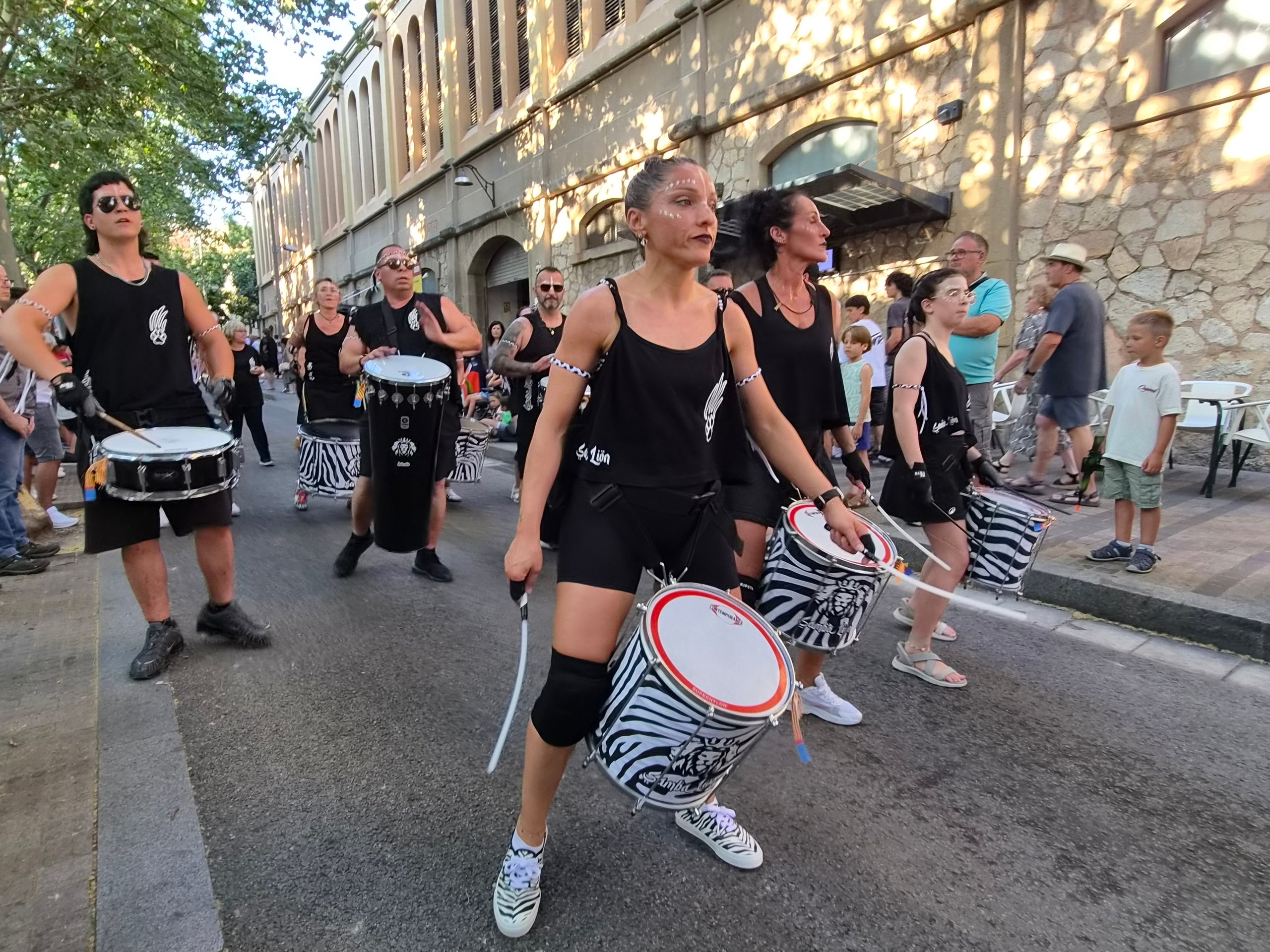 El ressò dels tambors han omplert aquest diumenge a la tarda els carrers del Centre de Terrassa. Set grups de batucaires no han parat ni un segon des de la plaça Vella fins a la Rambla d’Ègara amb els seus balls i timbals. El ritme ha contagiat els terrassencs que se’ls anaven trobant, i que han pogut gaudir de l’espectacle dels quatre grups de la ciutat (Som-Maurina, Terrassamba, Desterrás i BatukaFonts), a més de les colles convidades ämbitum i Samba Lion. 