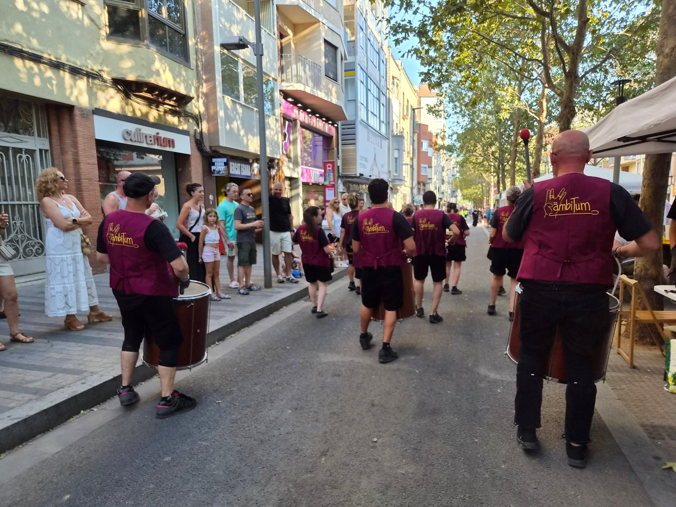 El ressò dels tambors han omplert aquest diumenge a la tarda els carrers del Centre de Terrassa. Set grups de batucaires no han parat ni un segon des de la plaça Vella fins a la Rambla d’Ègara amb els seus balls i timbals. El ritme ha contagiat els terrassencs que se’ls anaven trobant, i que han pogut gaudir de l’espectacle dels quatre grups de la ciutat (Som-Maurina, Terrassamba, Desterrás i BatukaFonts), a més de les colles convidades ämbitum i Samba Lion. 