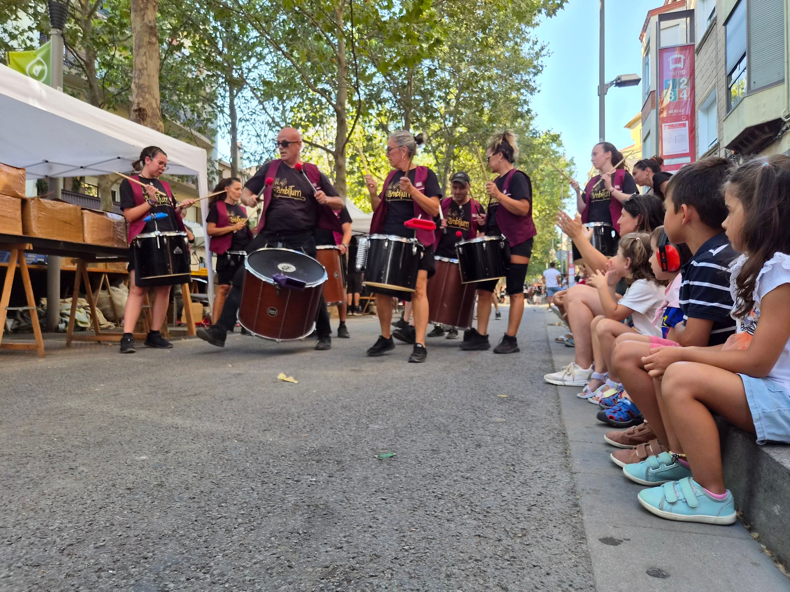 El ressò dels tambors han omplert aquest diumenge a la tarda els carrers del Centre de Terrassa. Set grups de batucaires no han parat ni un segon des de la plaça Vella fins a la Rambla d’Ègara amb els seus balls i timbals. El ritme ha contagiat els terrassencs que se’ls anaven trobant, i que han pogut gaudir de l’espectacle dels quatre grups de la ciutat (Som-Maurina, Terrassamba, Desterrás i BatukaFonts), a més de les colles convidades ämbitum i Samba Lion. 