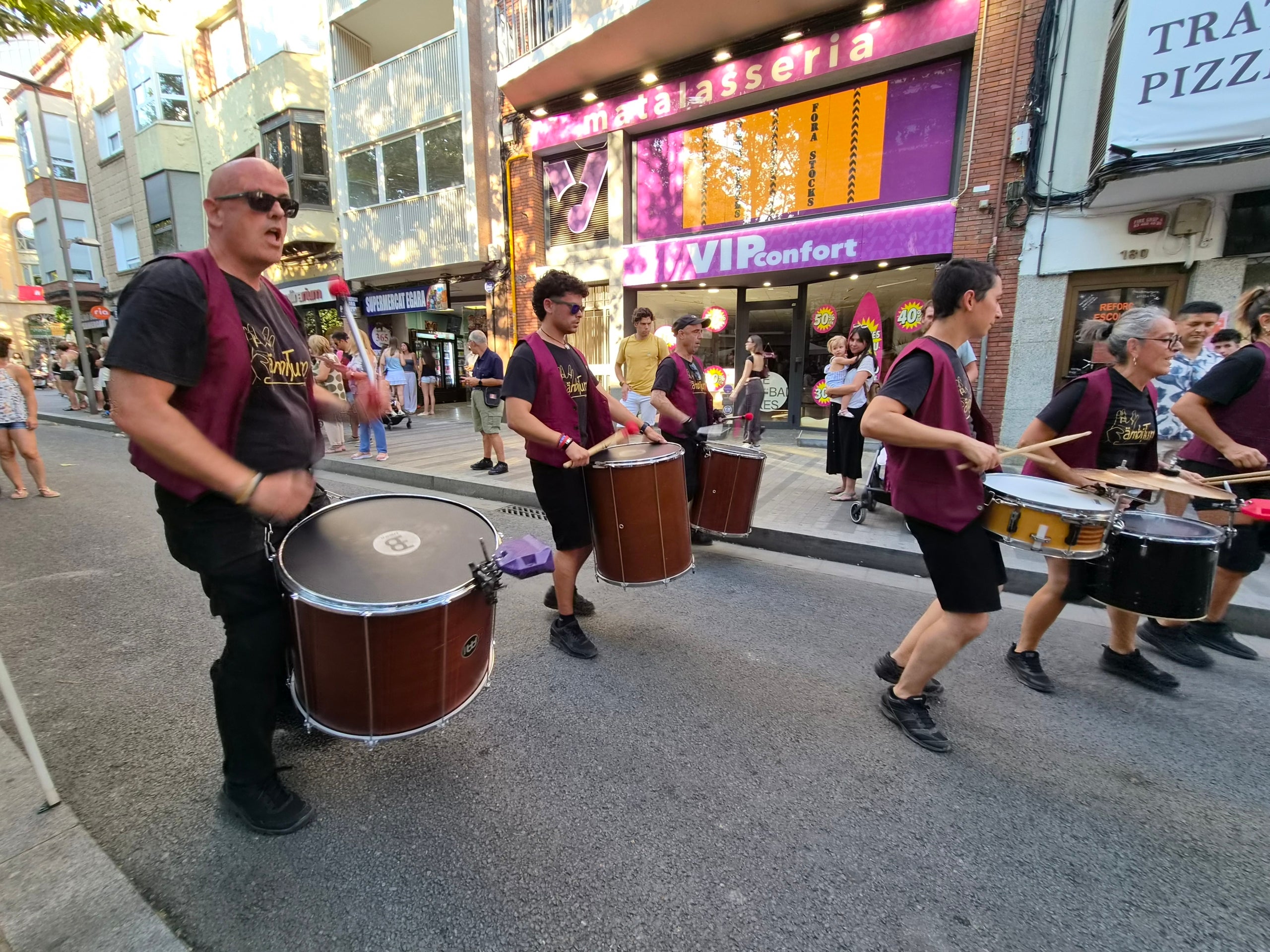 El ressò dels tambors han omplert aquest diumenge a la tarda els carrers del Centre de Terrassa. Set grups de batucaires no han parat ni un segon des de la plaça Vella fins a la Rambla d’Ègara amb els seus balls i timbals. El ritme ha contagiat els terrassencs que se’ls anaven trobant, i que han pogut gaudir de l’espectacle dels quatre grups de la ciutat (Som-Maurina, Terrassamba, Desterrás i BatukaFonts), a més de les colles convidades ämbitum i Samba Lion. 