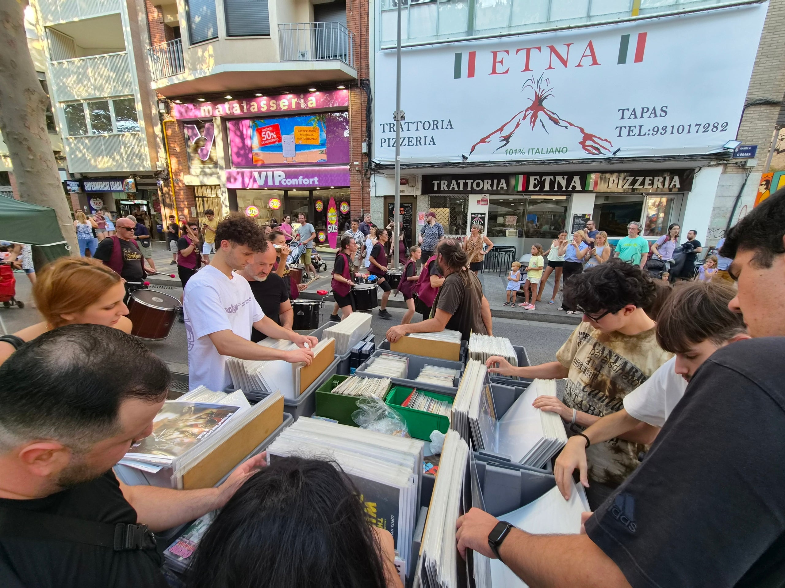 El ressò dels tambors han omplert aquest diumenge a la tarda els carrers del Centre de Terrassa. Set grups de batucaires no han parat ni un segon des de la plaça Vella fins a la Rambla d’Ègara amb els seus balls i timbals. El ritme ha contagiat els terrassencs que se’ls anaven trobant, i que han pogut gaudir de l’espectacle dels quatre grups de la ciutat (Som-Maurina, Terrassamba, Desterrás i BatukaFonts), a més de les colles convidades ämbitum i Samba Lion. 