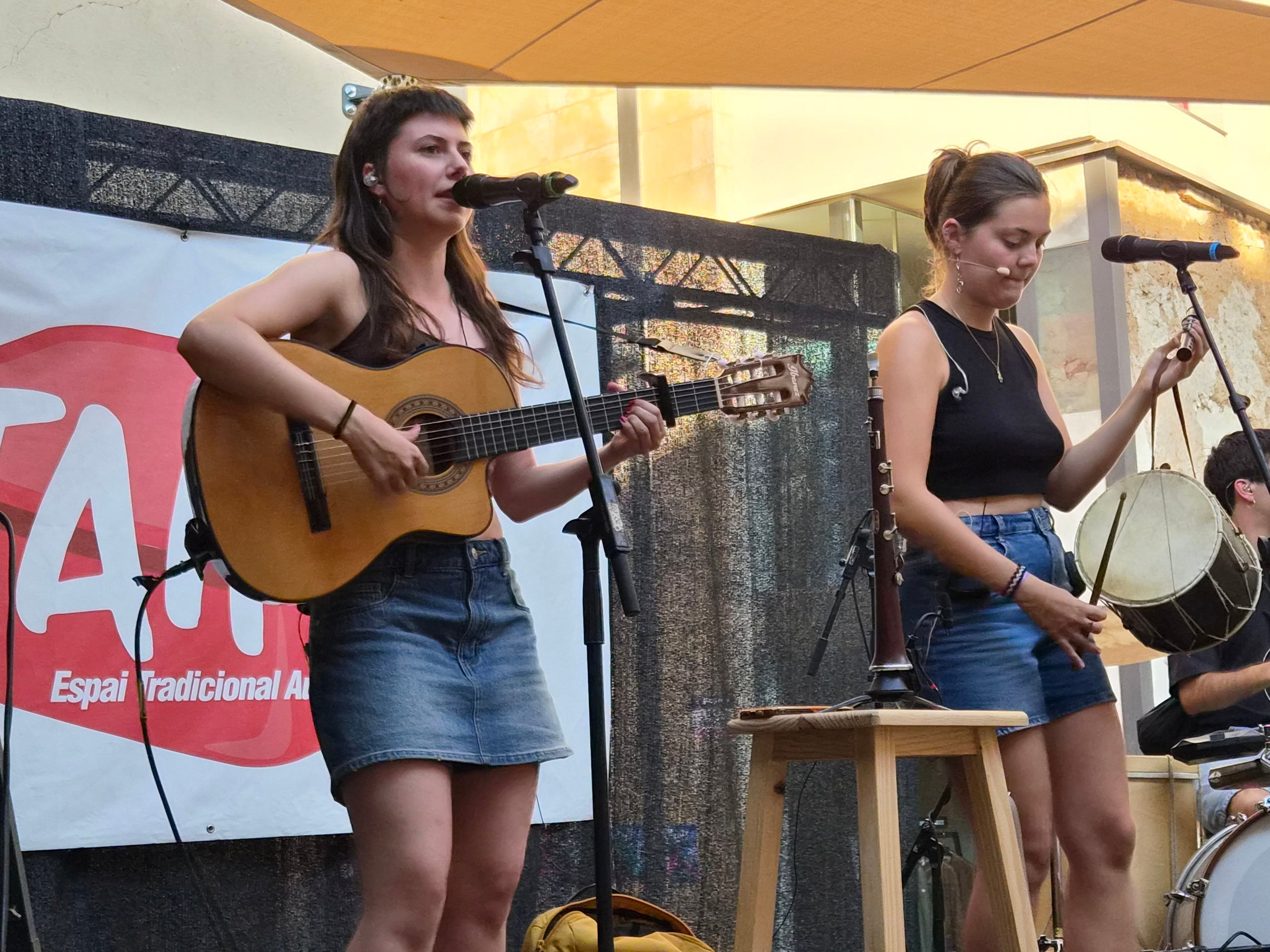 A mitja tarda, els terrassencs que passaven per la Torre del Palau han pogut gaudir d’un petit tastet de Trèvol. El grup de folk i d’arrel tradicional catalana han estat fent les proves de so per tenir-ho tot a punt per ben entrada la nit, moment en què els tocava sortir a l’Espai Taifa. Malgrat que era un assaig, una bona colla de gent s’ha anat aplegant atrets pel ritme i les cançons d’ara i d’abans d’aquest quartet format per Laia Glück, Léonie Martet, Bernat Garcés i Martí Fleta.