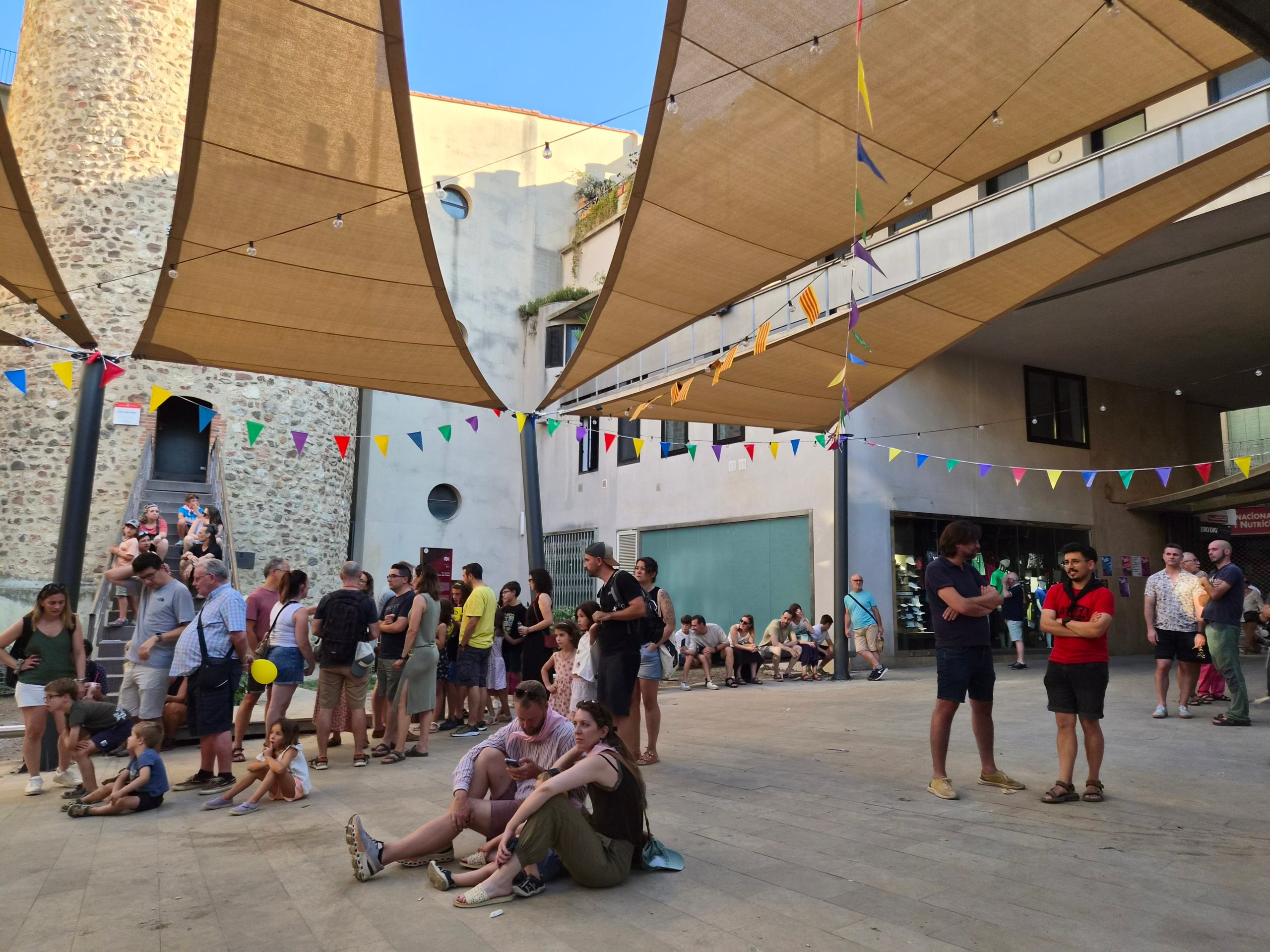 A mitja tarda, els terrassencs que passaven per la Torre del Palau han pogut gaudir d’un petit tastet de Trèvol. El grup de folk i d’arrel tradicional catalana han estat fent les proves de so per tenir-ho tot a punt per ben entrada la nit, moment en què els tocava sortir a l’Espai Taifa. Malgrat que era un assaig, una bona colla de gent s’ha anat aplegant atrets pel ritme i les cançons d’ara i d’abans d’aquest quartet format per Laia Glück, Léonie Martet, Bernat Garcés i Martí Fleta.