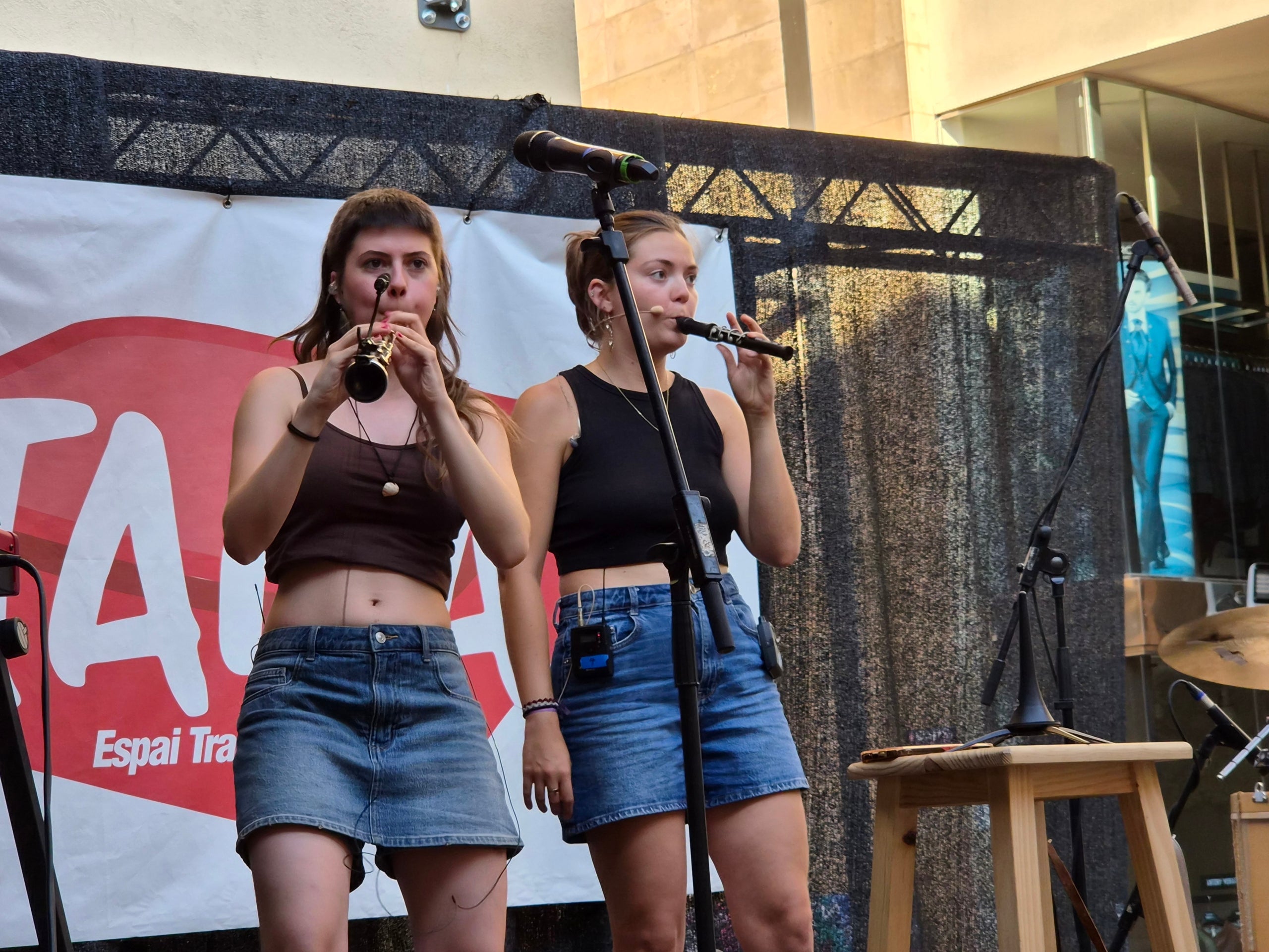 A mitja tarda, els terrassencs que passaven per la Torre del Palau han pogut gaudir d’un petit tastet de Trèvol. El grup de folk i d’arrel tradicional catalana han estat fent les proves de so per tenir-ho tot a punt per ben entrada la nit, moment en què els tocava sortir a l’Espai Taifa. Malgrat que era un assaig, una bona colla de gent s’ha anat aplegant atrets pel ritme i les cançons d’ara i d’abans d’aquest quartet format per Laia Glück, Léonie Martet, Bernat Garcés i Martí Fleta.