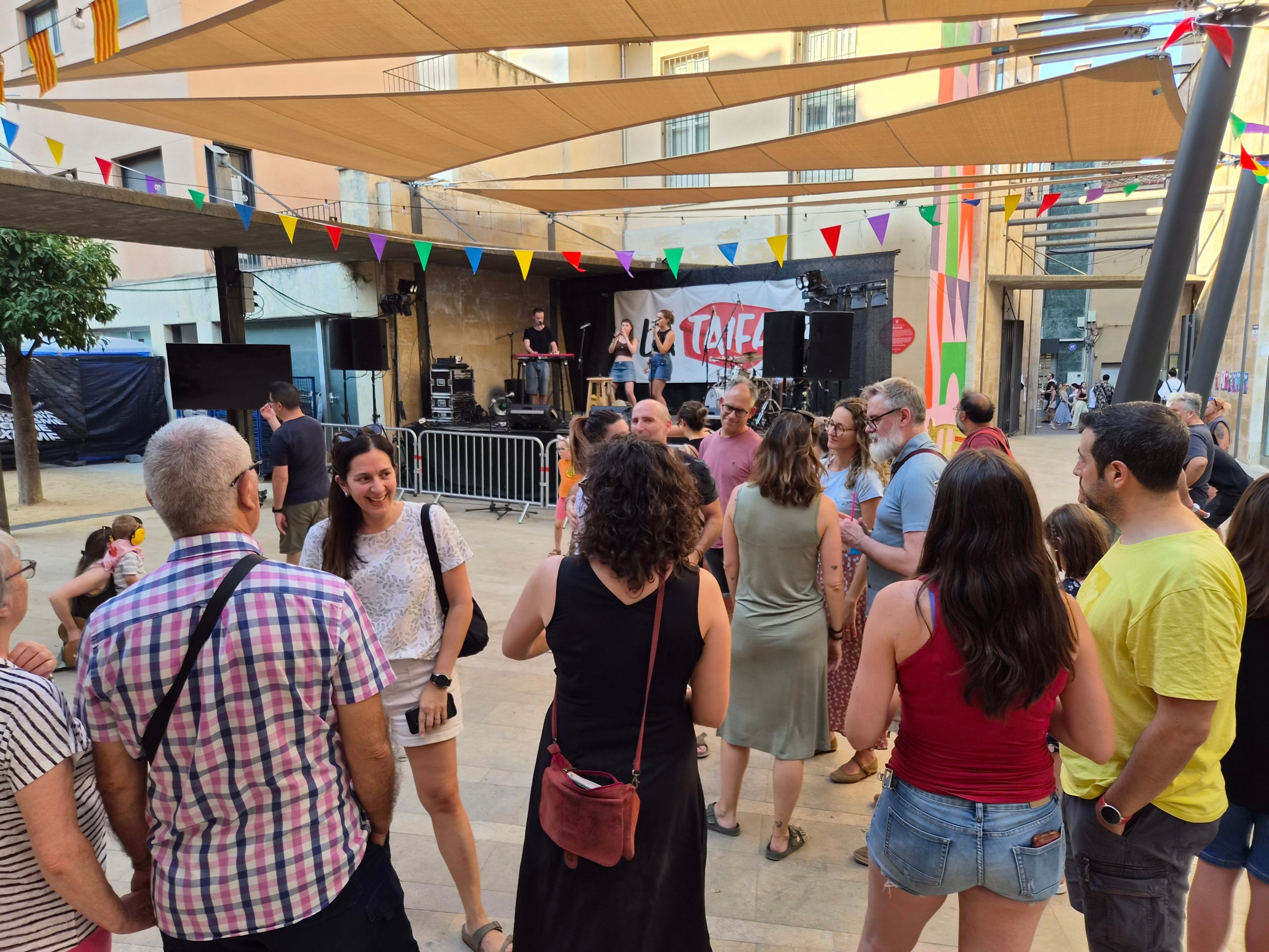 A mitja tarda, els terrassencs que passaven per la Torre del Palau han pogut gaudir d’un petit tastet de Trèvol. El grup de folk i d’arrel tradicional catalana han estat fent les proves de so per tenir-ho tot a punt per ben entrada la nit, moment en què els tocava sortir a l’Espai Taifa. Malgrat que era un assaig, una bona colla de gent s’ha anat aplegant atrets pel ritme i les cançons d’ara i d’abans d’aquest quartet format per Laia Glück, Léonie Martet, Bernat Garcés i Martí Fleta.