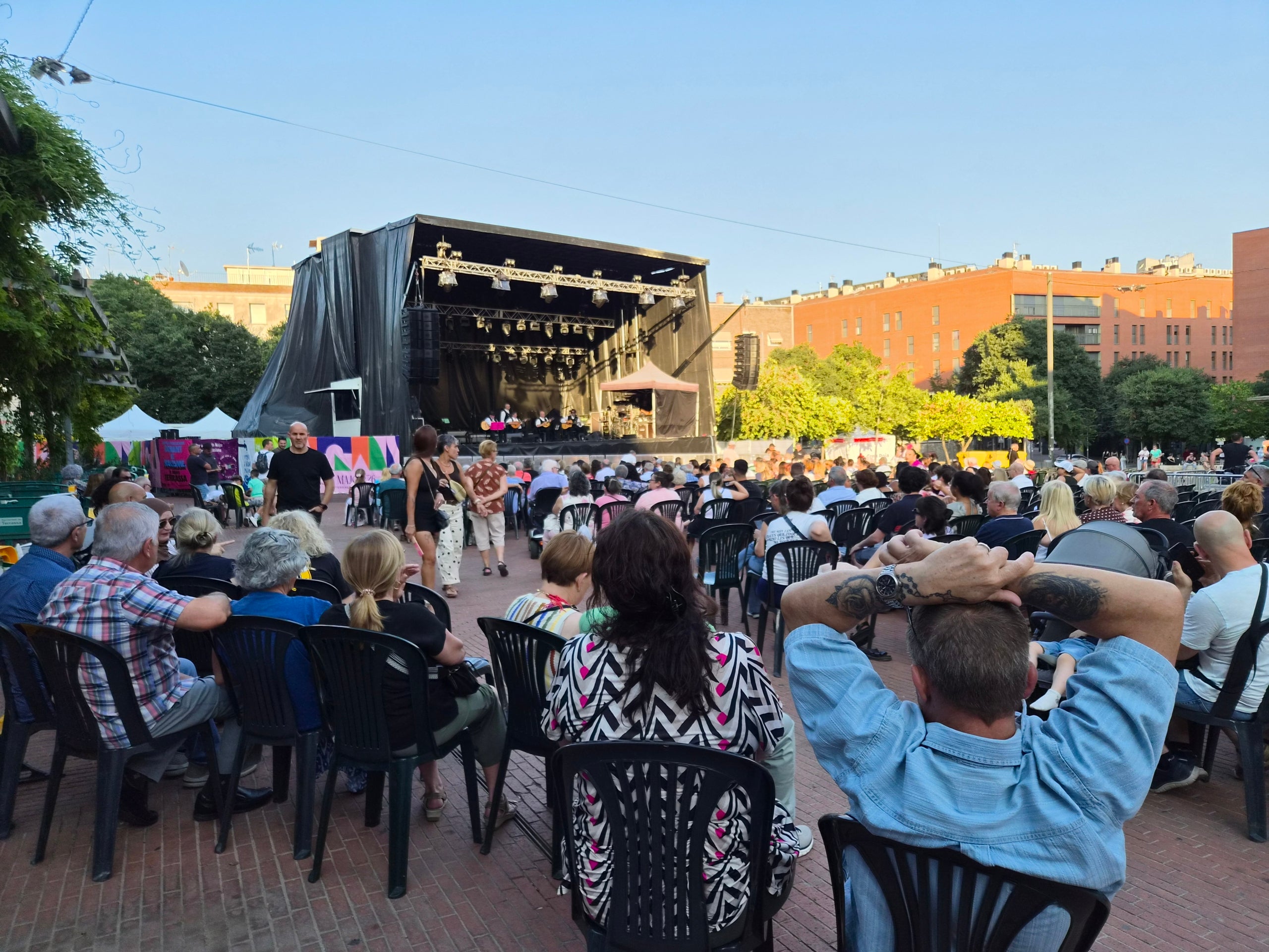 La calor ha fet endarrerir més d’una hora els espectacles de cultura andalusa i extremenya a la plaça Nova de Terrassa. Sota un sol de justícia els primers a sortir a l’escenari han estat el grup Tierra Extremeña, del Centro Cultural Unión Extremeña. Ells han sigut els primers d’un vespre i nit ple d’actuacions de les entitats culturals andaluses, amb quadres de ball i cors rocieros.